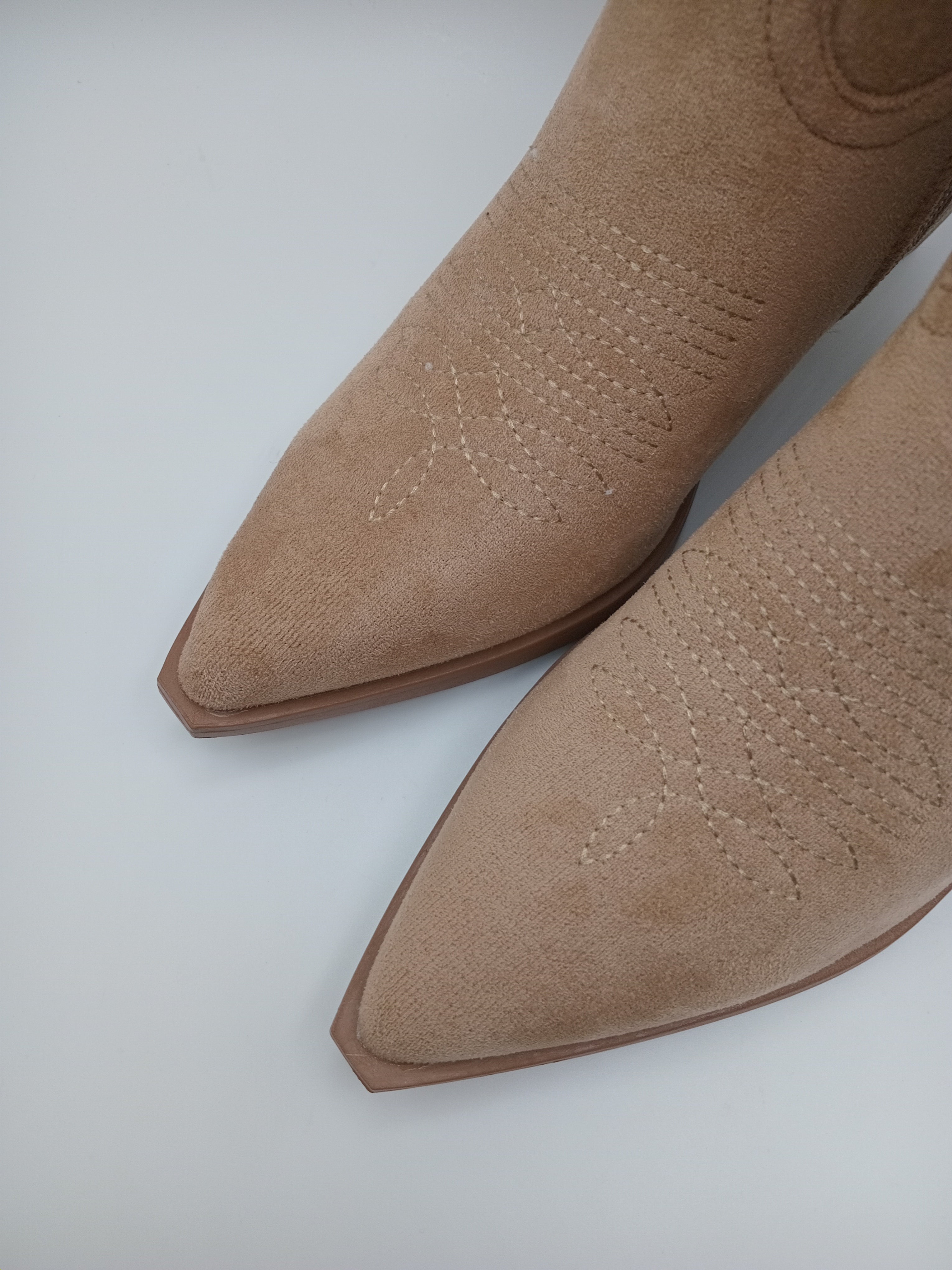 BOTA COWGIRL MARQUIIZ KHAKI BEGE CAMURÇA BORDADO ZIPER BICUDO