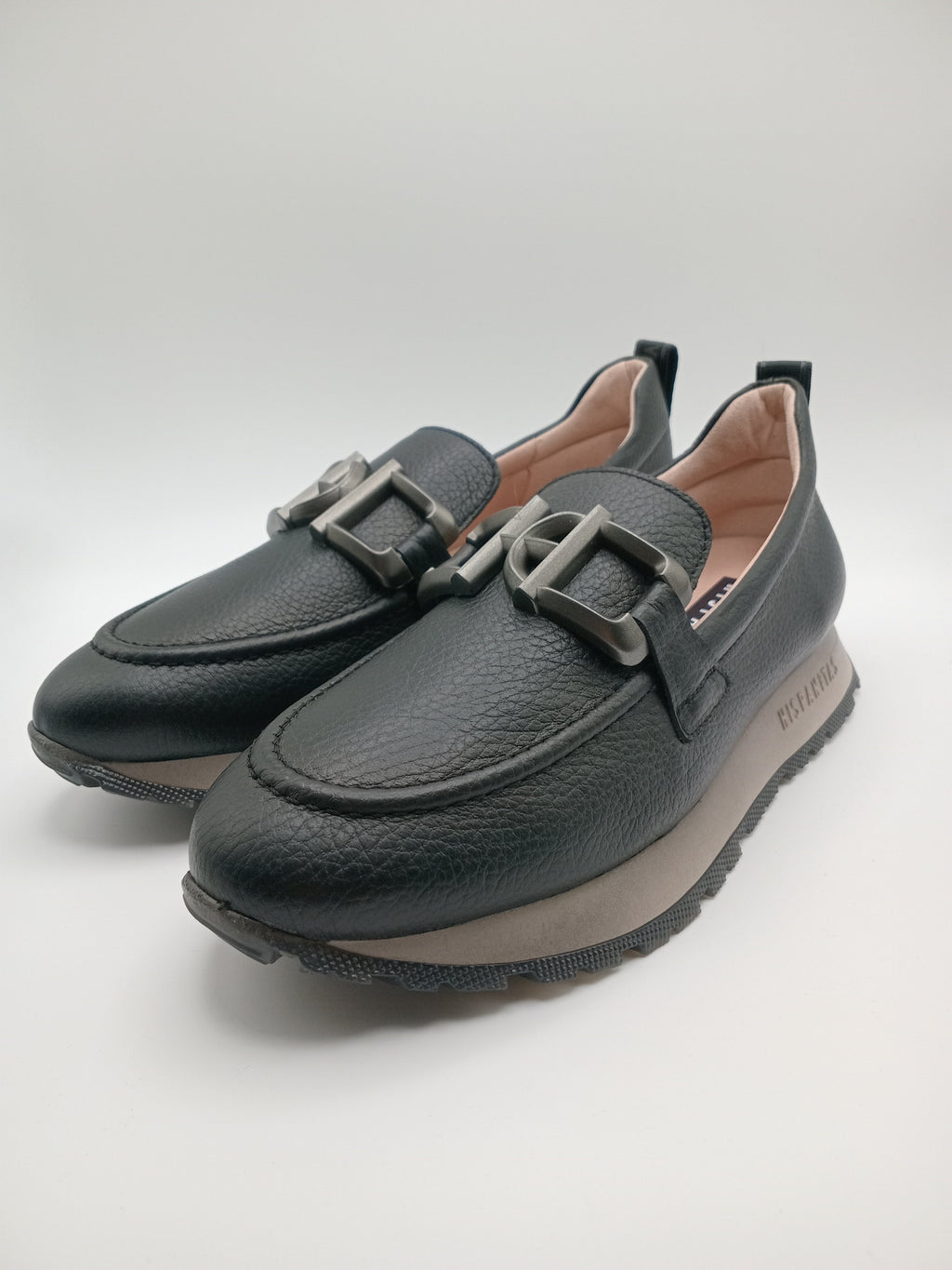 MOCASSIM PLATAFORMA HISPANITAS PRETO ASFALTO COURO FIVELA CINZA FOSCO TRATORADO