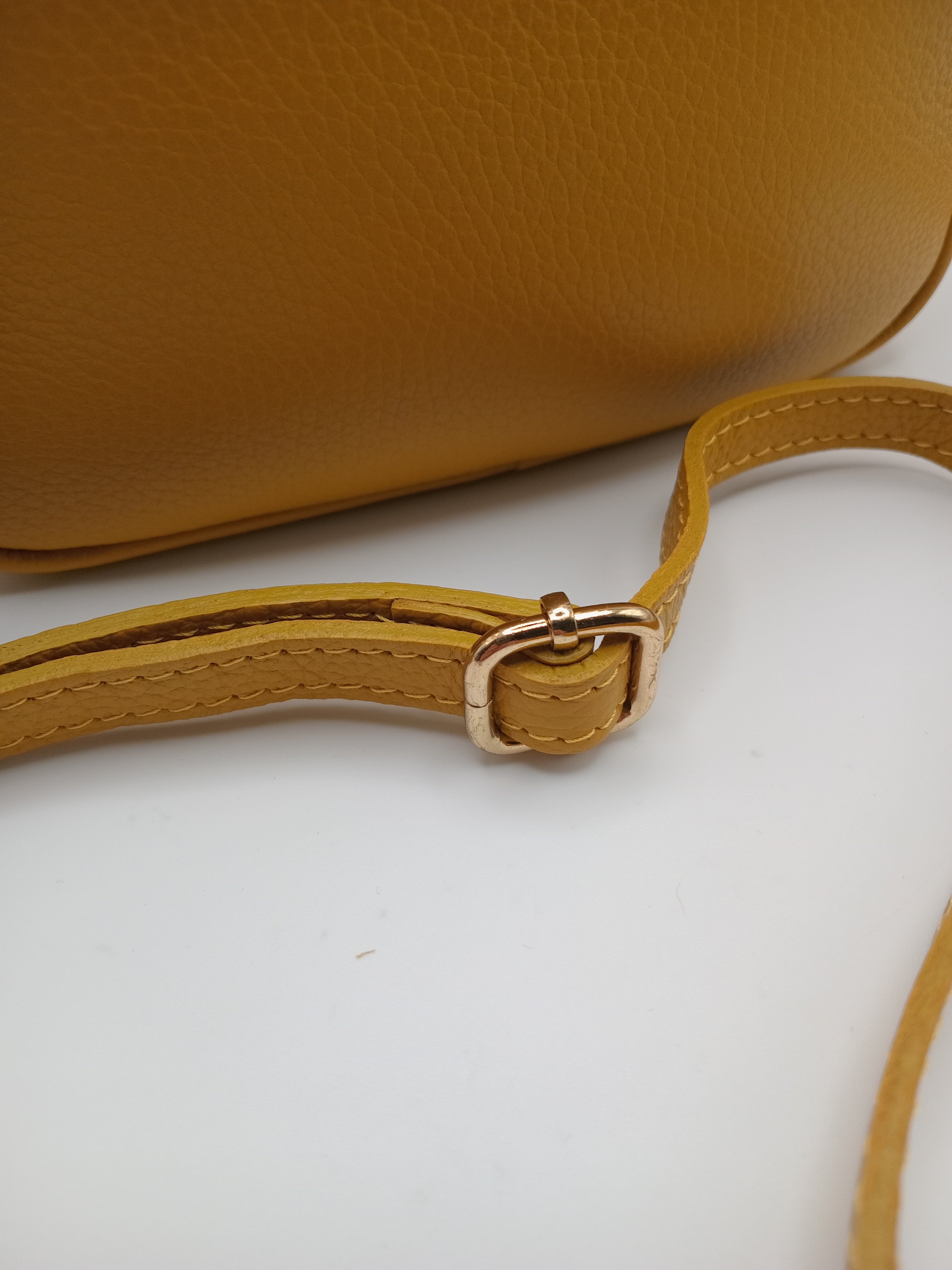 BOLSA CLUTCH MACADI AMARELO MOSTARDA ECO PELE FRANJA ALÇA  REMOVÍVEL E AJUSTÁVEL MALA