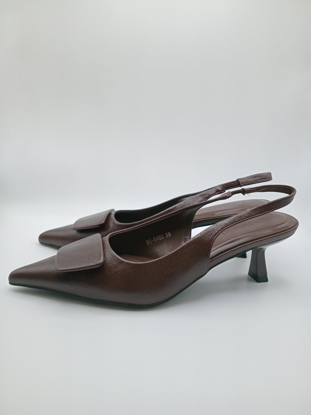 Sapatos de Salto Médio Slingback Buonarotti Mulher; Pumps Castanho Escuro de Bico Fino com Tira de Calcanhar; Calçado Elegante para o Dia a Dia e Escritório