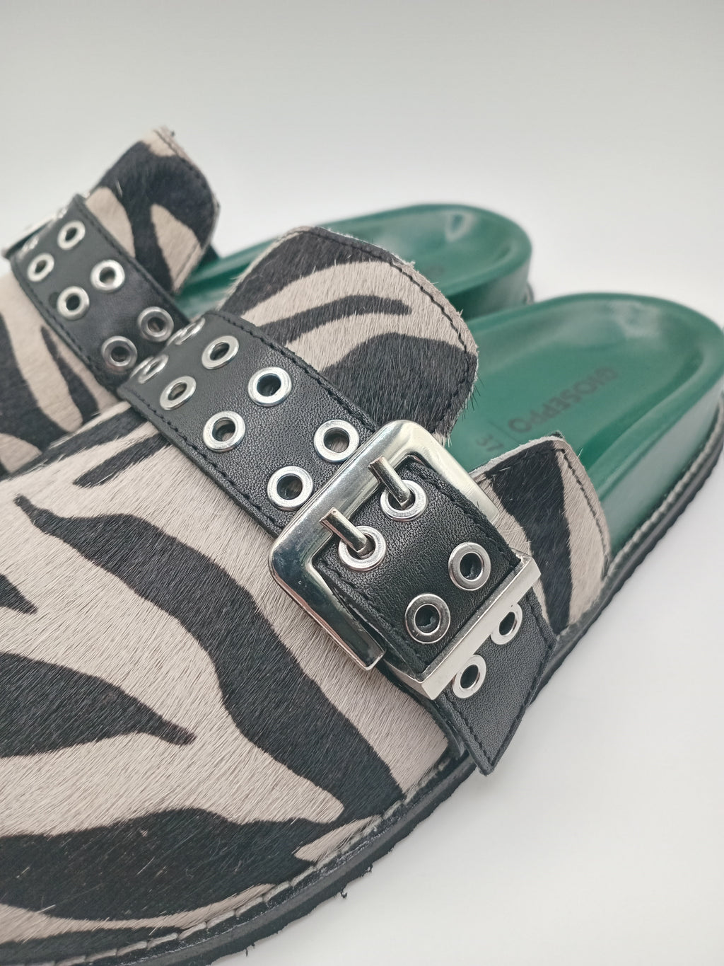 SOCAS GIOSEPPO ZEBRA PRETO BRANCO VERDE COURO TIRA REGULADORA ARGOLAS ANIMAL PRINT