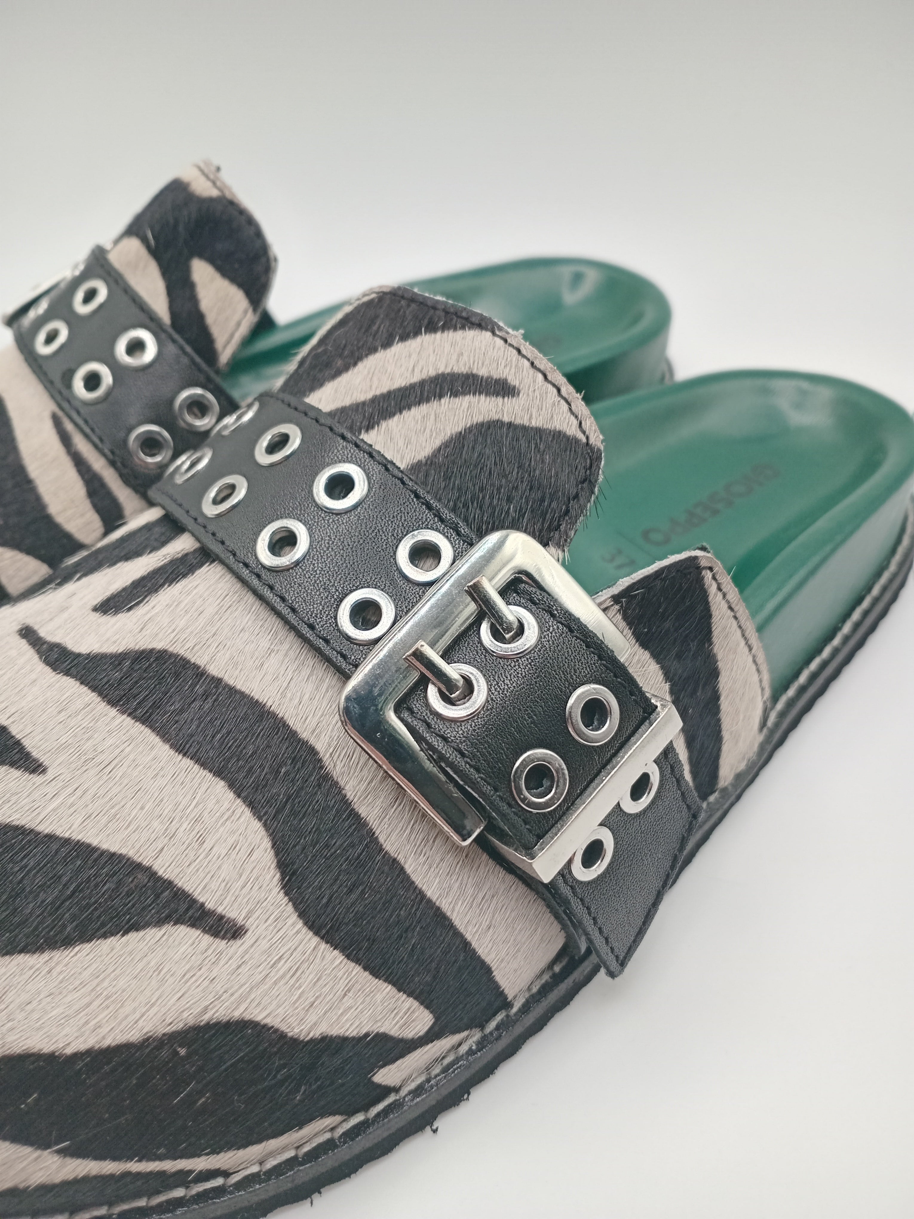 SOCAS GIOSEPPO ZEBRA PRETO BRANCO VERDE COURO TIRA REGULADORA ARGOLAS ANIMAL PRINT