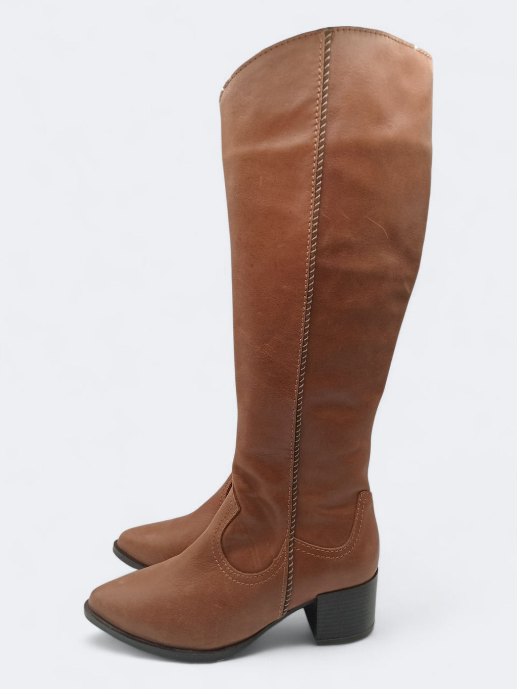 BOTA SALTO FENDA MACADI CASTANHO COURO DETALHE LATERAL CORDÃO BICUDO ZIPER CANO ALTO