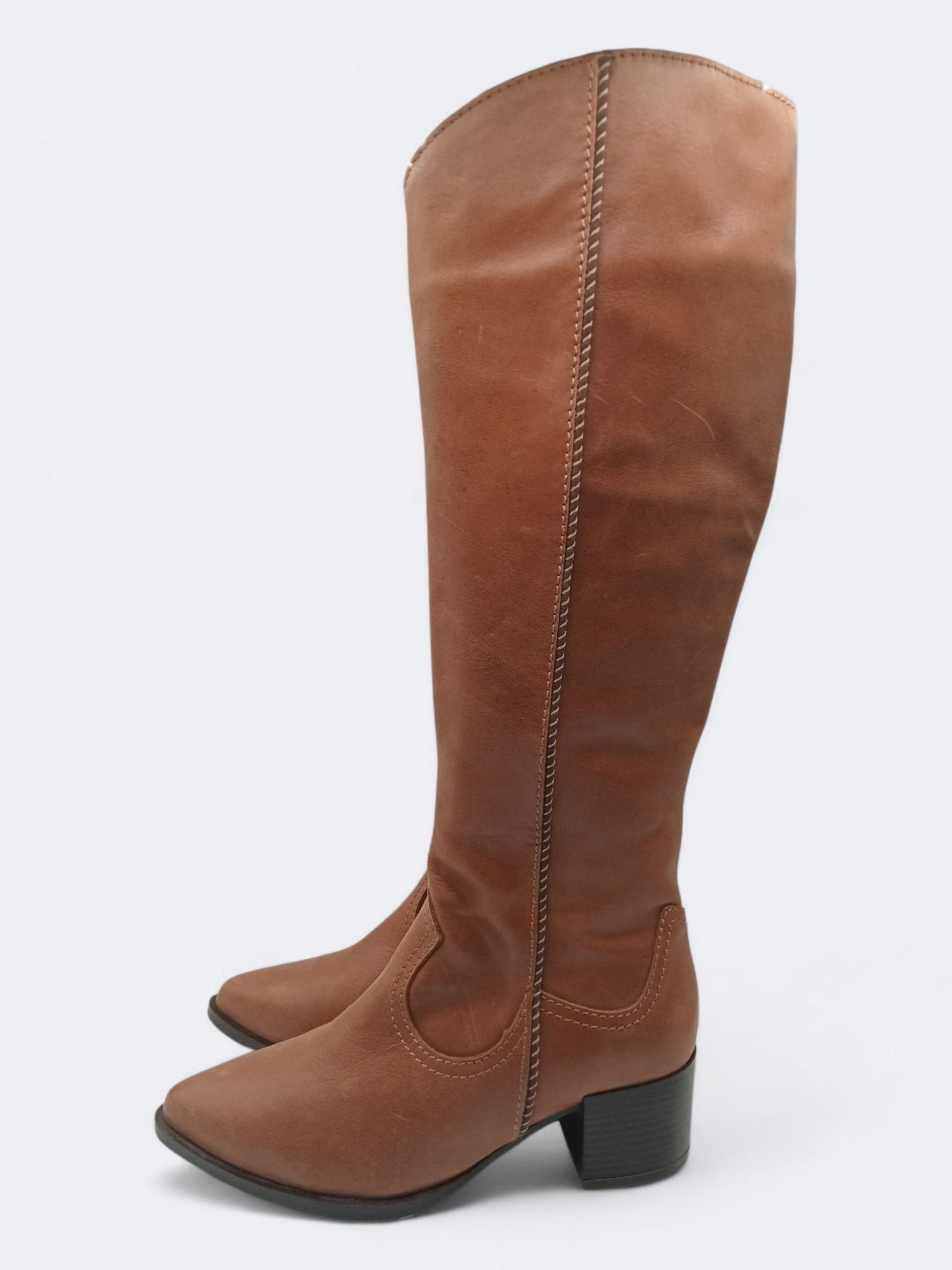 BOTA SALTO FENDA MACADI CASTANHO COURO DETALHE LATERAL CORDÃO BICUDO ZIPER CANO ALTO