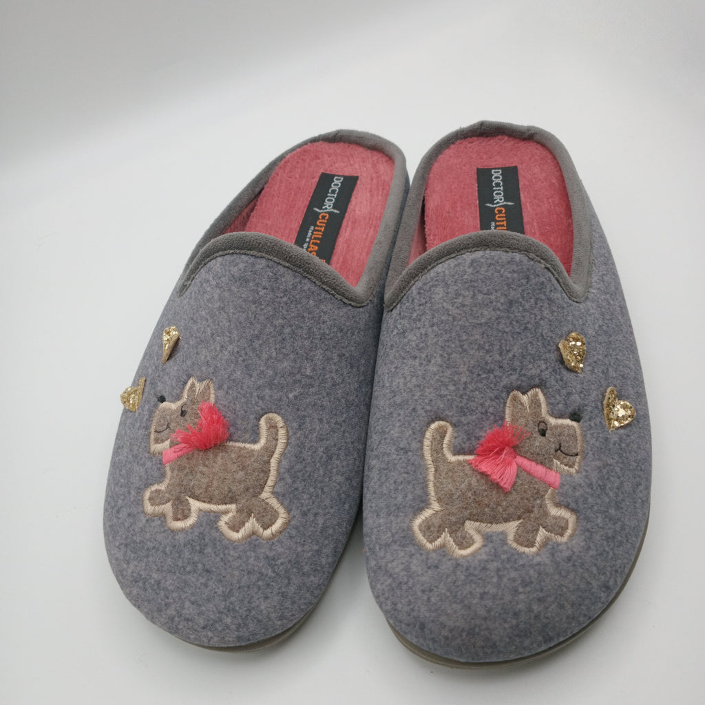 PANTUFAS DOCTOR CUTILLAS CINZA ROSA TECIDO BORDADO CACHORRO CACHORRINHO COM GRAVATINHA COLEIRA CORAÇÃO DOURADO