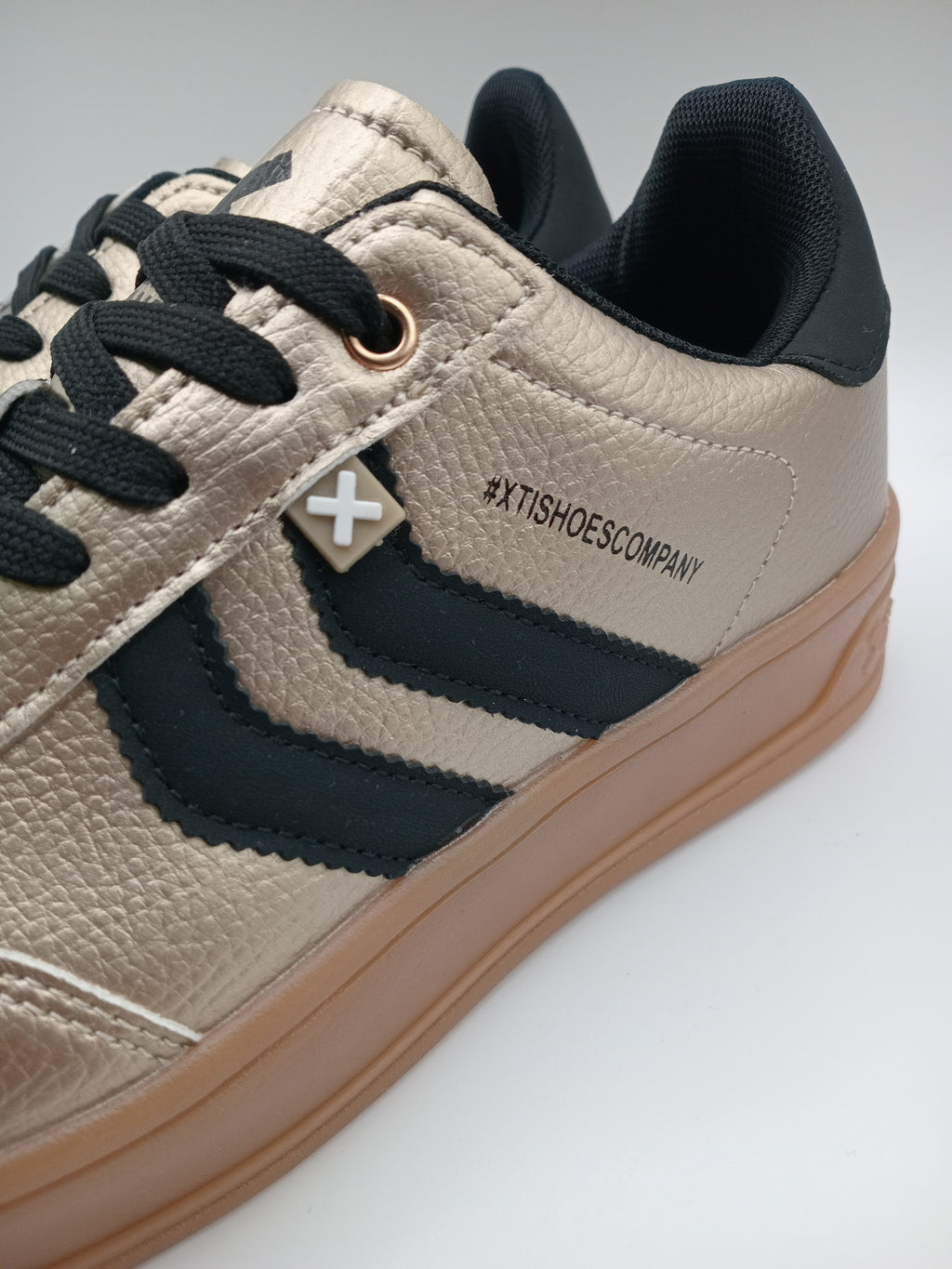 TÊNIS XTI DOURADO TECIDO FAIXA LATERAL DUPLA DUAS PRETO SOLA EMBORRACHADA