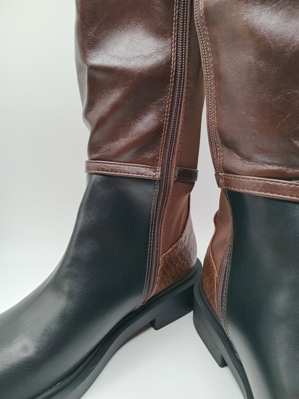 BOTA CAVALEIRA BUONAROTTI PRETO E CASTANHO ECO PELE ZIPER TIRA REGULADORA LATERAL