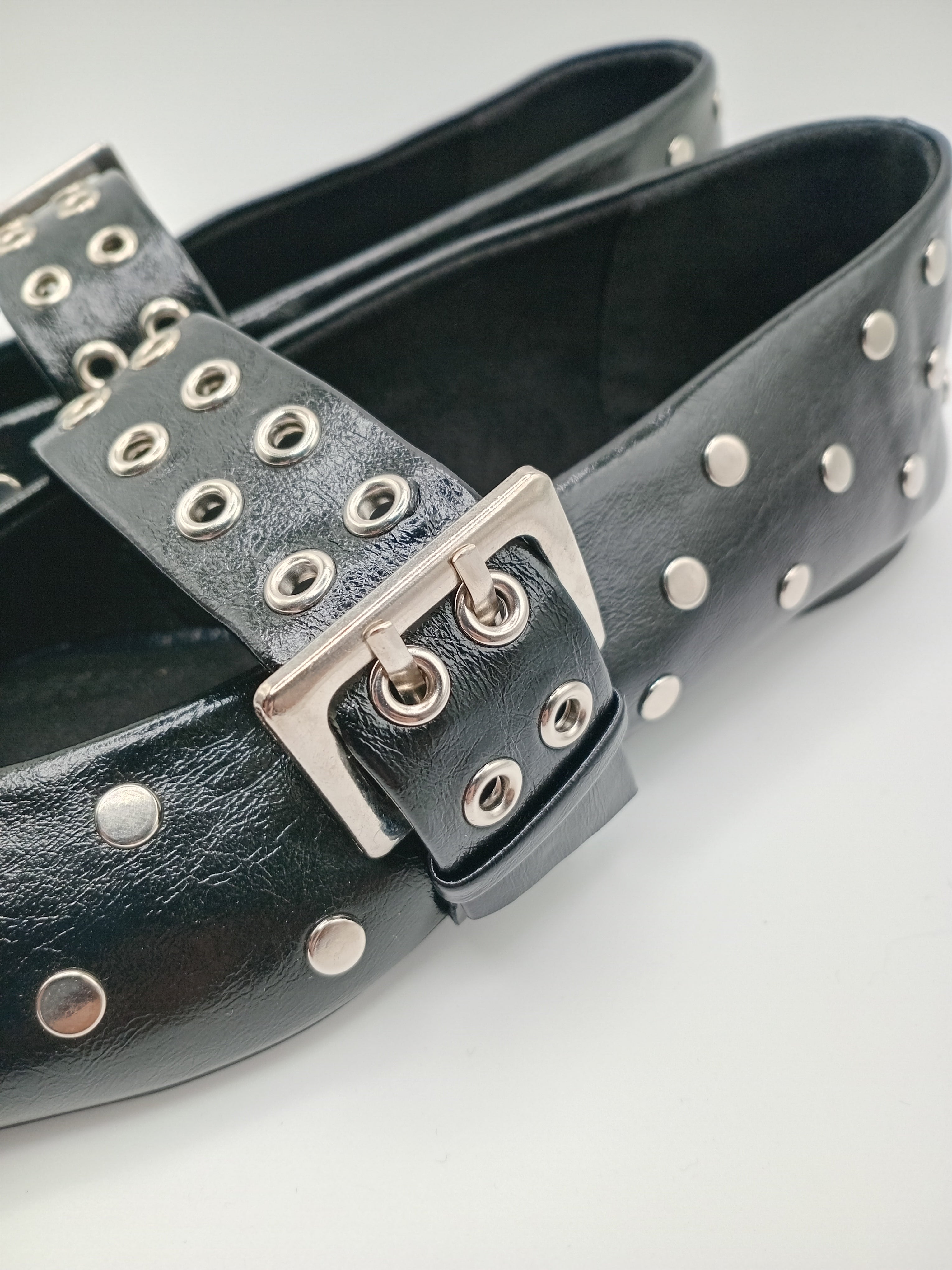 SABRINA MARY JANE CORINA PRETO ECO PELE TIRA TAXAS CÍRCULOS ARGOLAS BICUDO