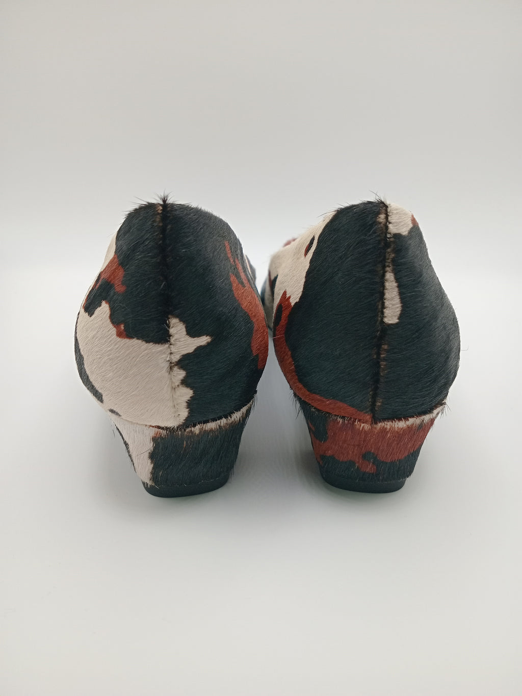 SABRINA SALTO BIBI LOU VACA CASTANHO ESCURO PRETO BRANCO COURO BICUDO APLICAÇÃO FIVELA ANIMAL PRINT