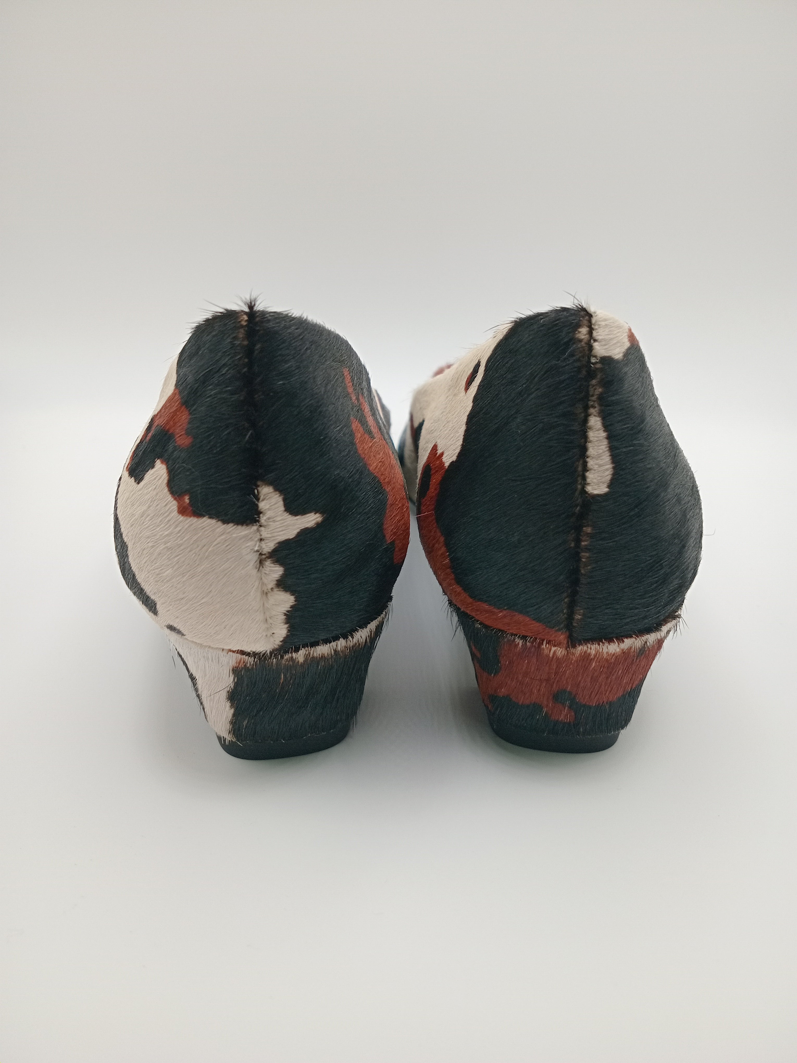 SABRINA SALTO BIBI LOU VACA CASTANHO ESCURO PRETO BRANCO COURO BICUDO APLICAÇÃO FIVELA ANIMAL PRINT