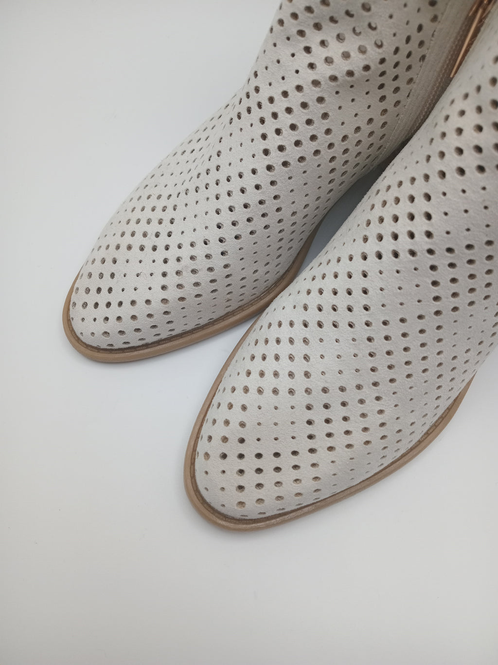 BOTA SALTO XTI BRANCO CAMURÇA ZIPER FAKE LATERAL TECIDO PADRÃO EM FUROS BOTIM