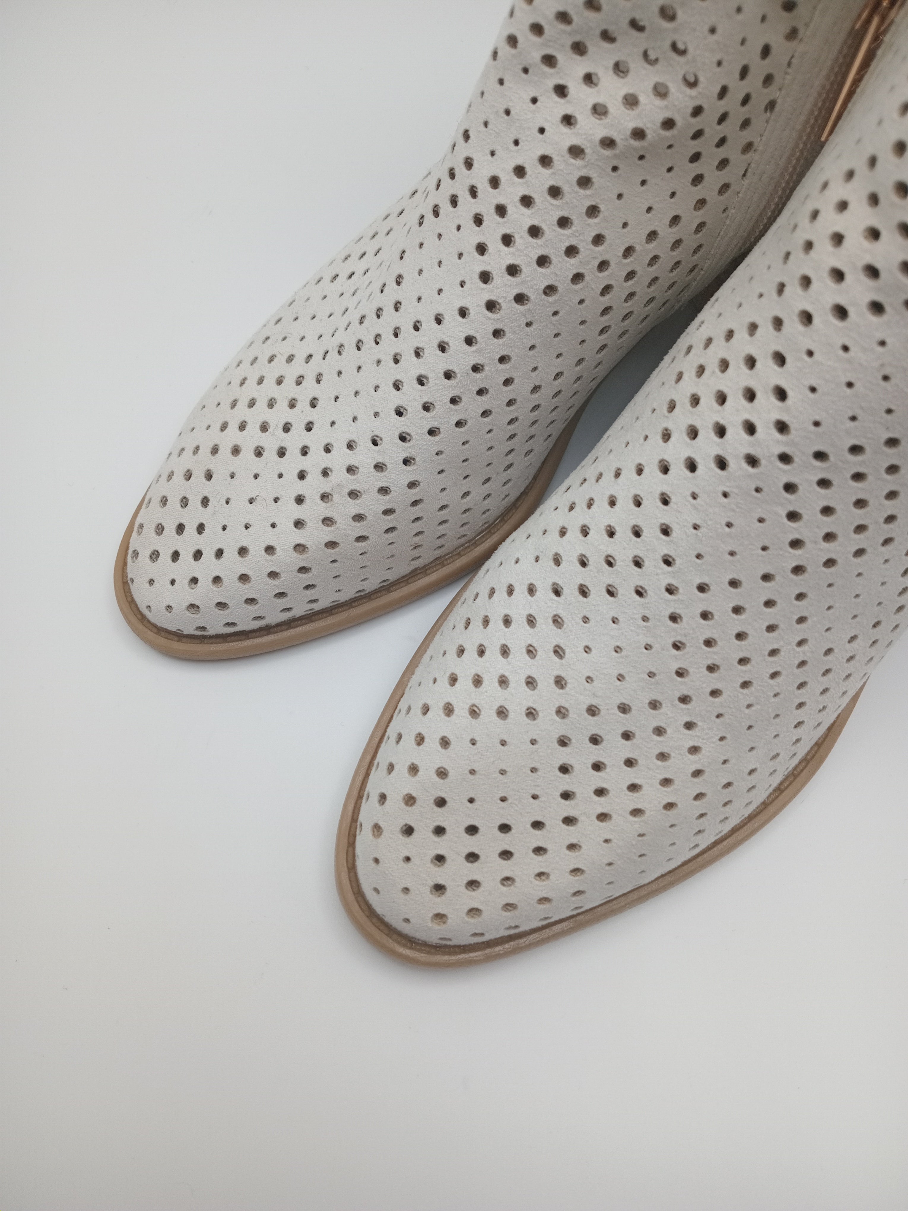 BOTA SALTO XTI BRANCO CAMURÇA ZIPER FAKE LATERAL TECIDO PADRÃO EM FUROS BOTIM