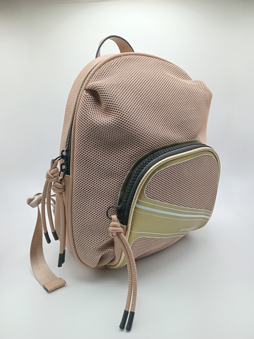 MOCHILA HISPANITAS CASTANHO DETALHES EM PRETO E VERDE TECIDO ECO PELE BOLSO FRONTAL ALCA AJUSTÁVEL MALA