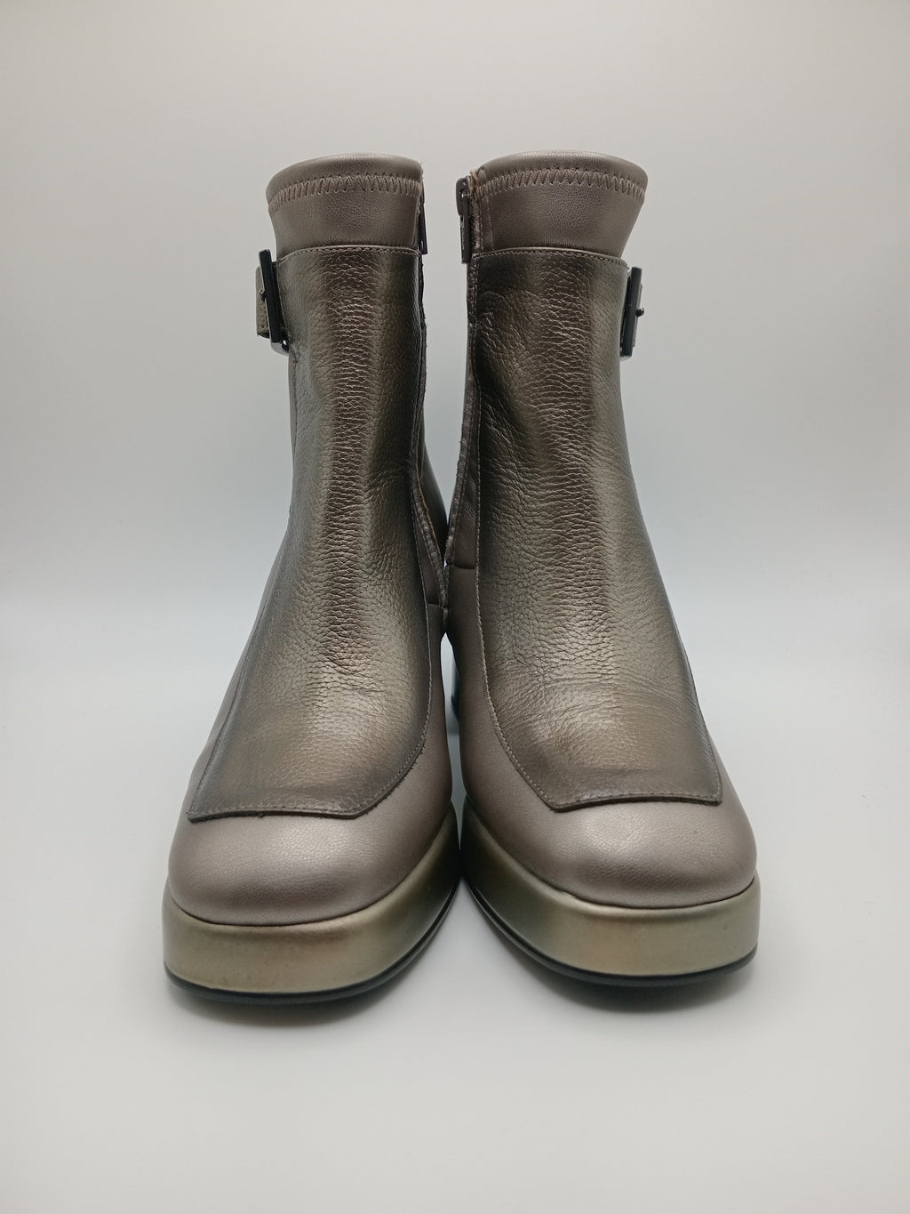 BOTA QUADRADA HISPANITAS PRATA ASFALTO CINZA ZIPER FIVELA H LOGO