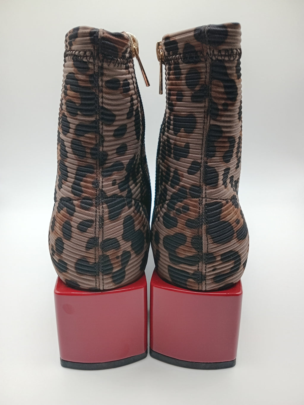 BOTA QUADRADA GIOSEPPO ONÇA ANIMAL PRINT TECIDO CANELADO DETALHES EM VERMELHO