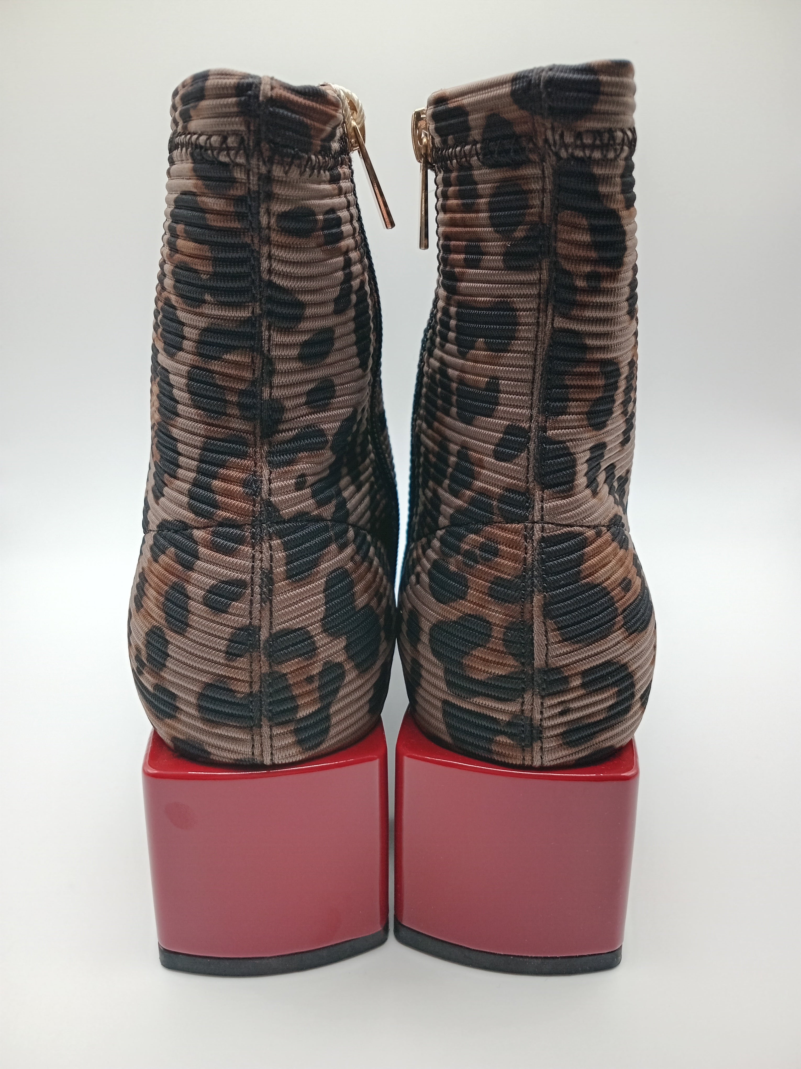 BOTA QUADRADA GIOSEPPO ONÇA ANIMAL PRINT TECIDO CANELADO DETALHES EM VERMELHO