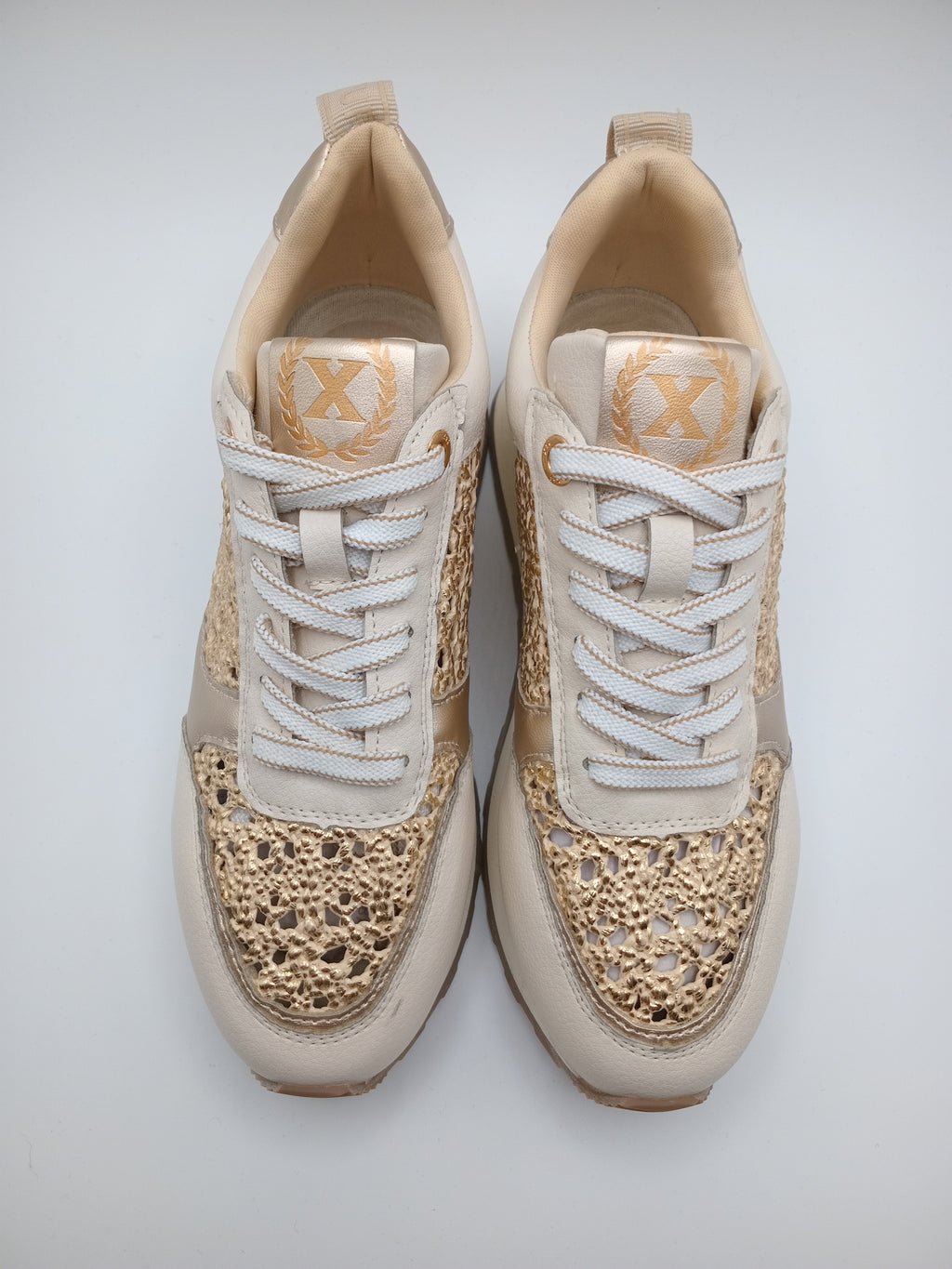 TÊNIS XTI DOURADO TECIDO MACRAME ENTRELACE