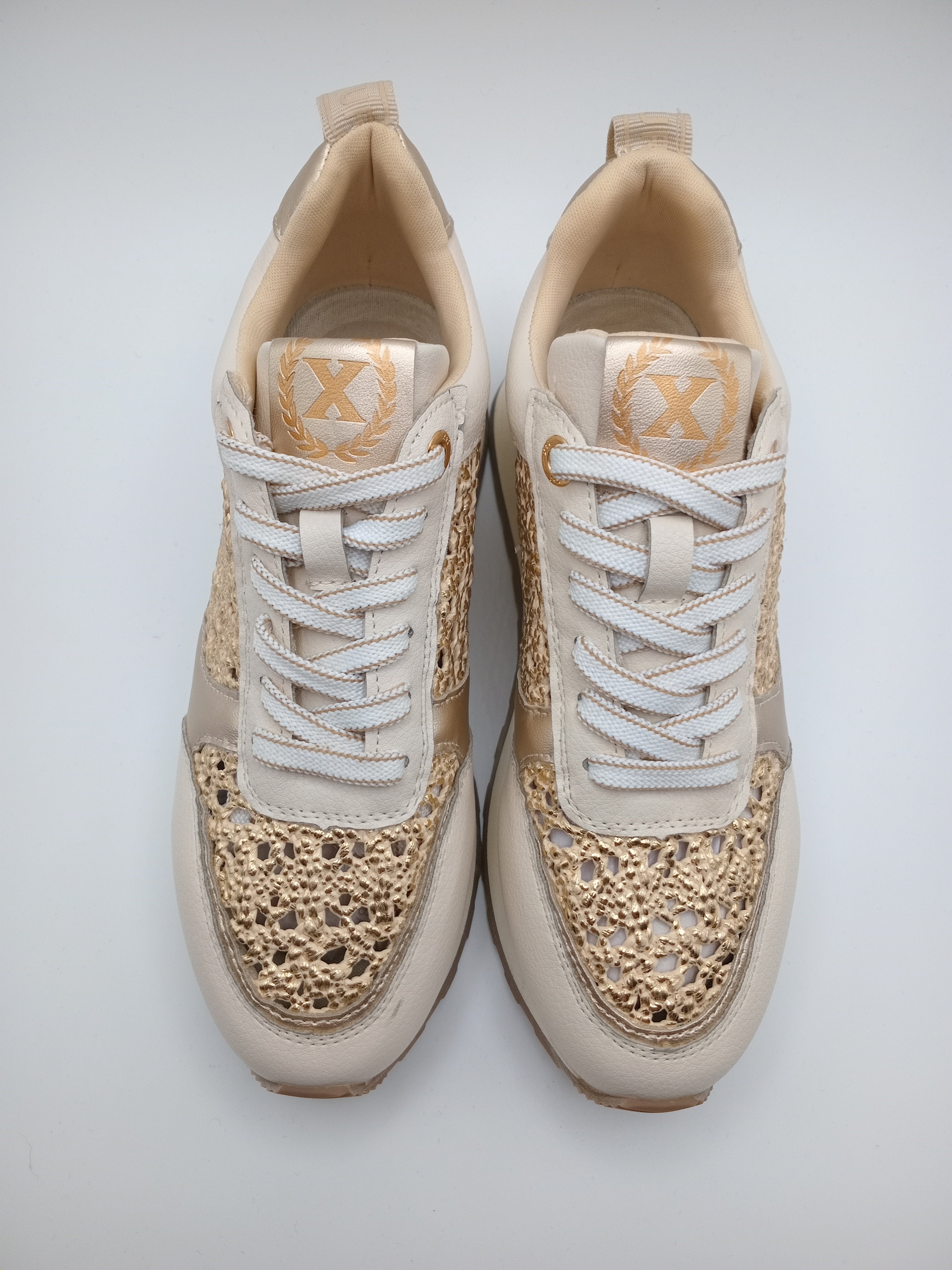 TÊNIS XTI DOURADO TECIDO MACRAME ENTRELACE