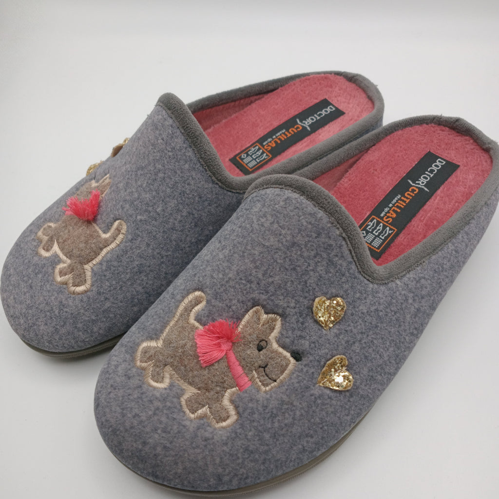 PANTUFAS DOCTOR CUTILLAS CINZA ROSA TECIDO BORDADO CACHORRO CACHORRINHO COM GRAVATINHA COLEIRA CORAÇÃO DOURADO