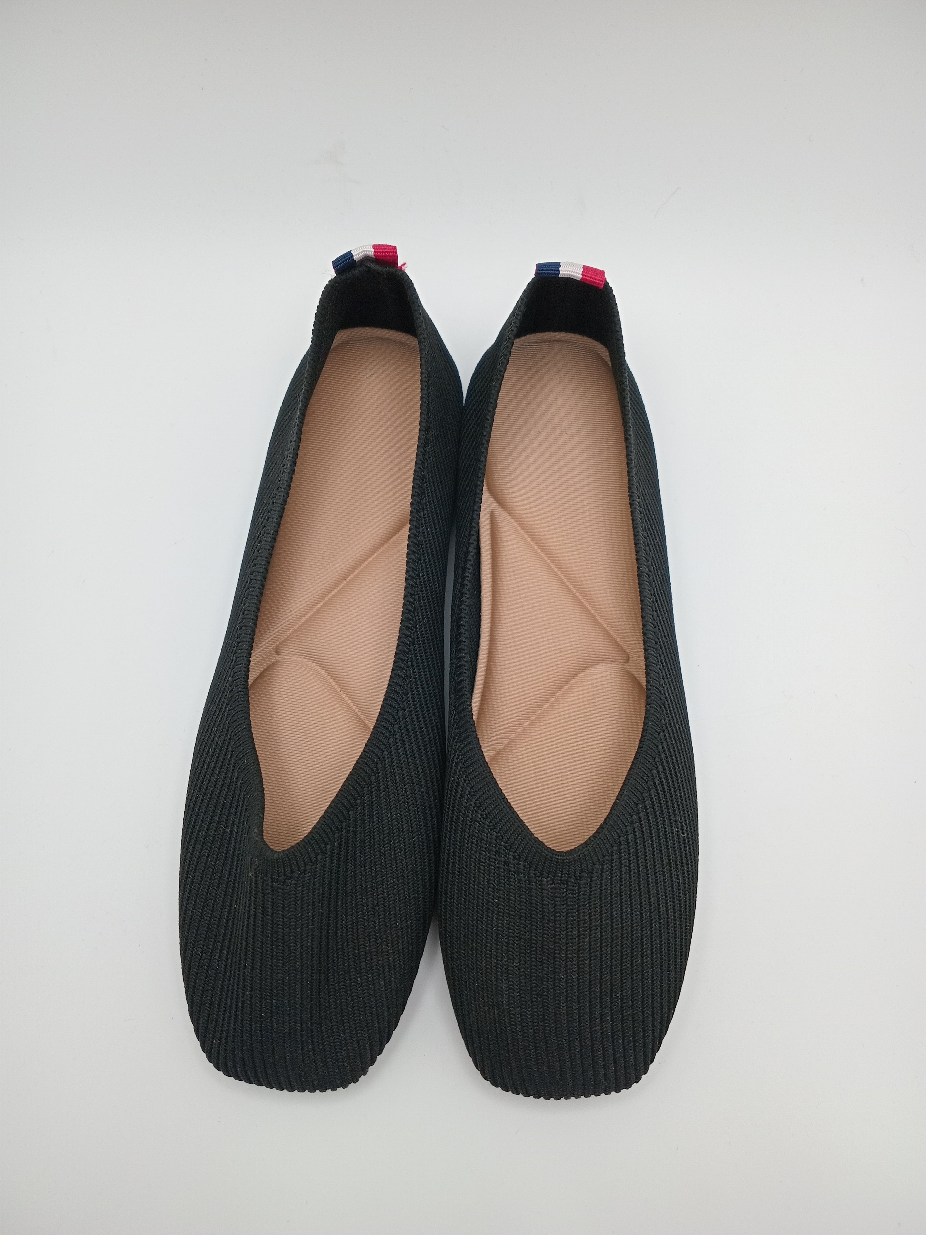 Sabrinas Pretas Fashion em Malha Flexível e Respirável; Sapatos Rasos Femininos Super Confortáveis com Detalhe Traseiro às Riscas para o Dia a Dia