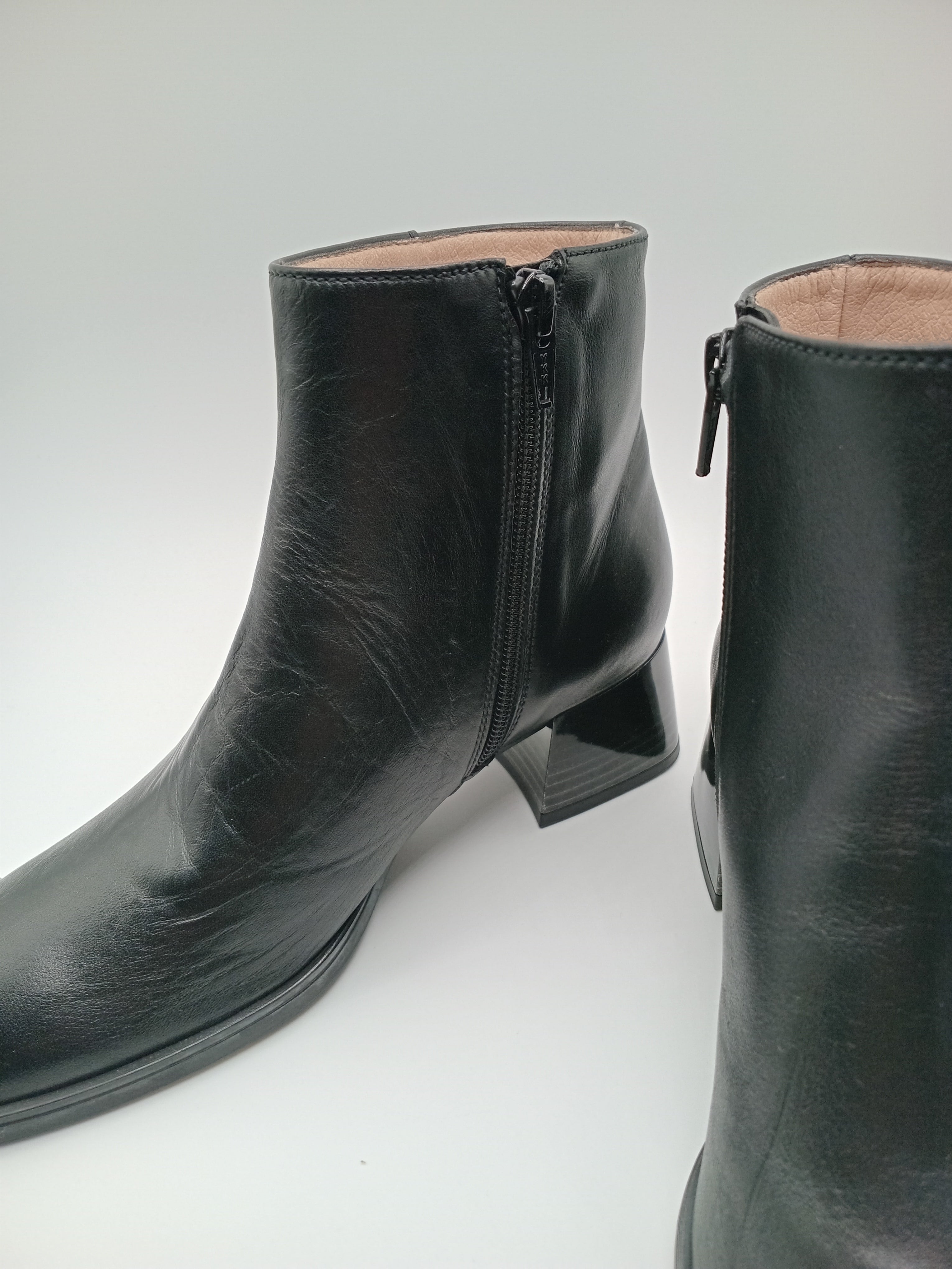 BOTA TEXANA HISPANITAS PRETO COURO LISO VERNIZ ZIPER BOTIM