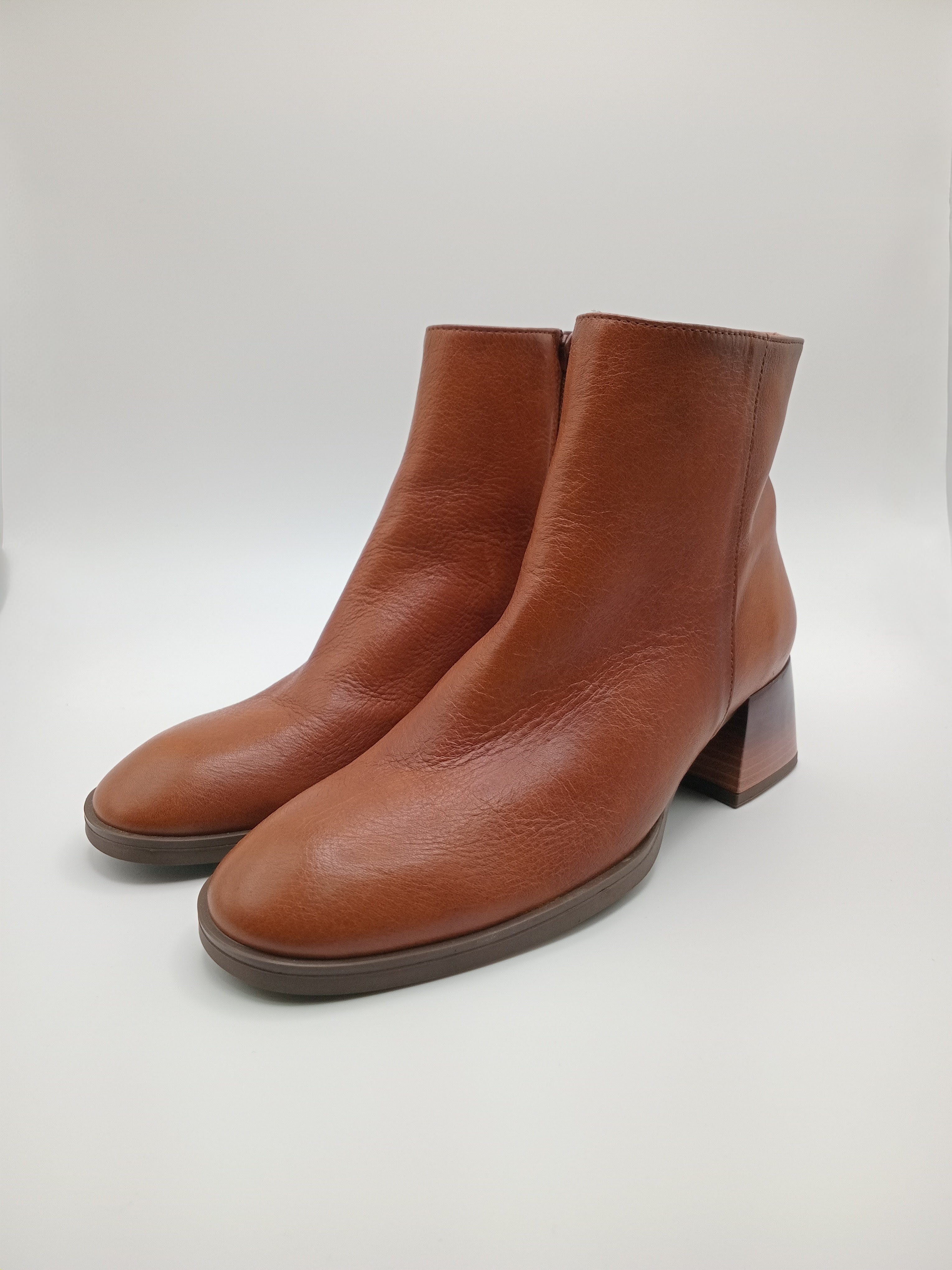 BOTA TEXANA HISPANITAS CASTANHO COURO LISO VERNIZ ZIPER BOTIM