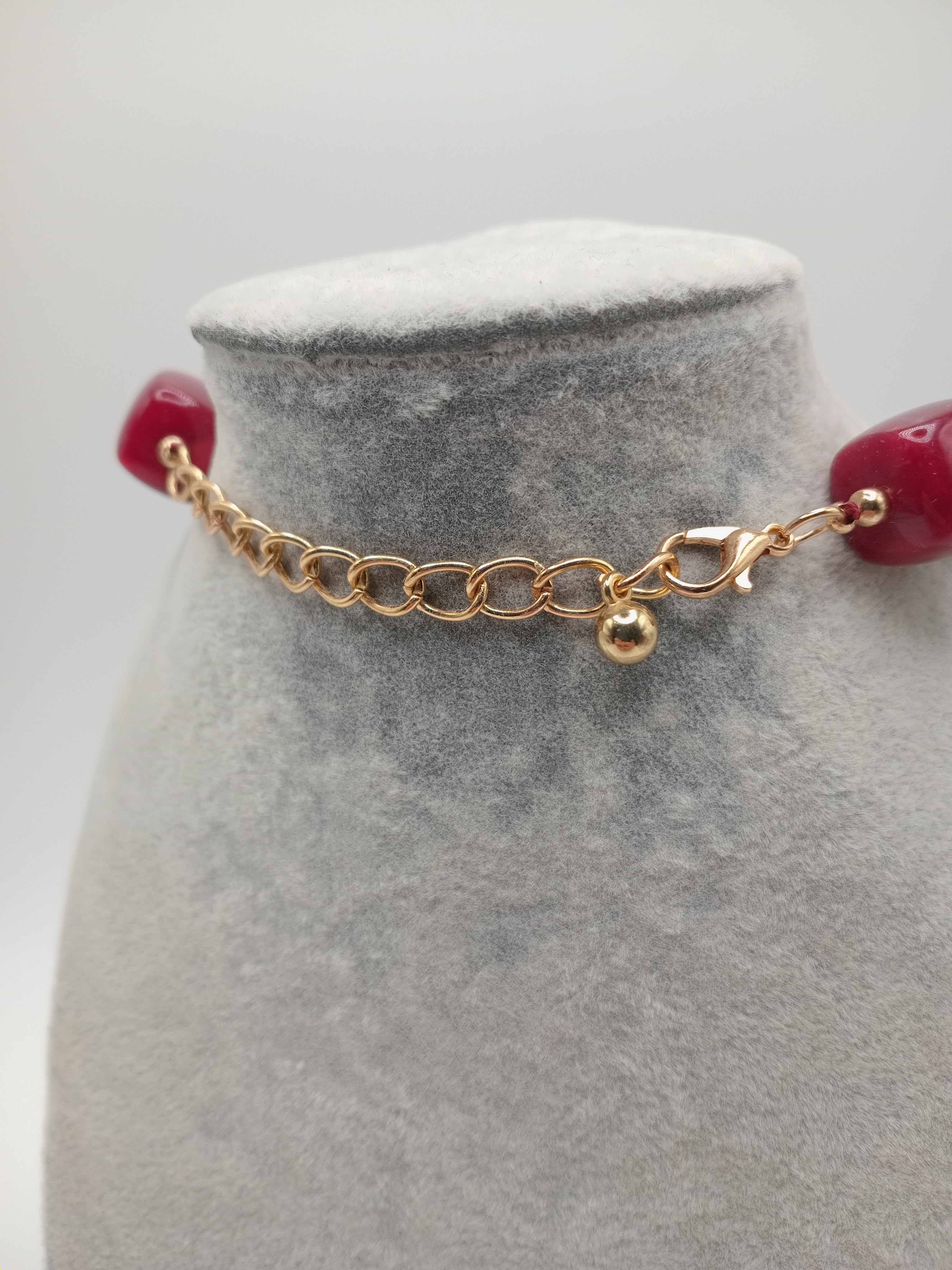 COLAR PEDRAS VINHO BORDO BOLAS DOURADAS FECHO AJUSTAVÉL