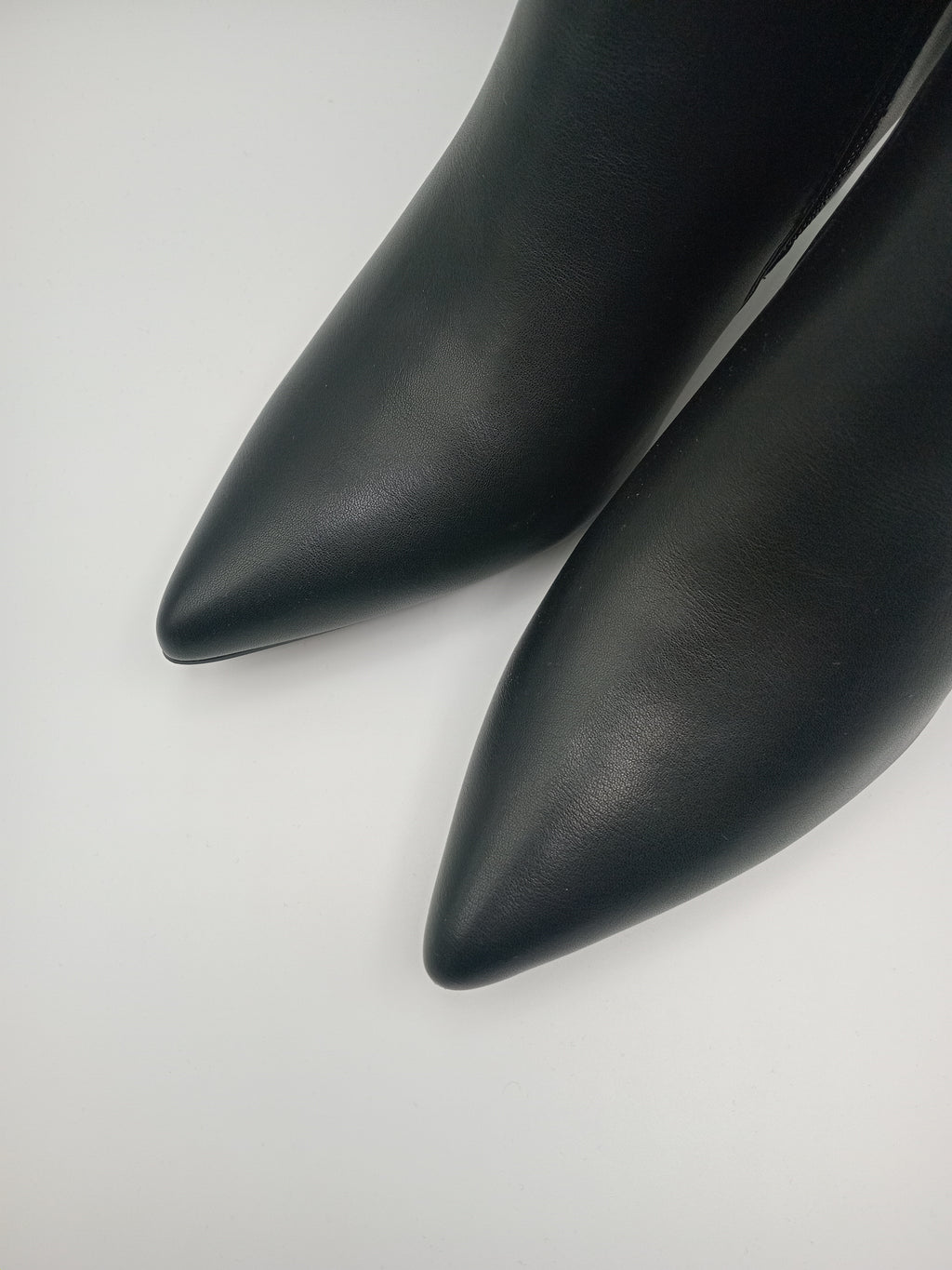 BOTA SALTO IDEAL SHOES PRETO ECO PELE CANO ALTO BICUDO ZIPER