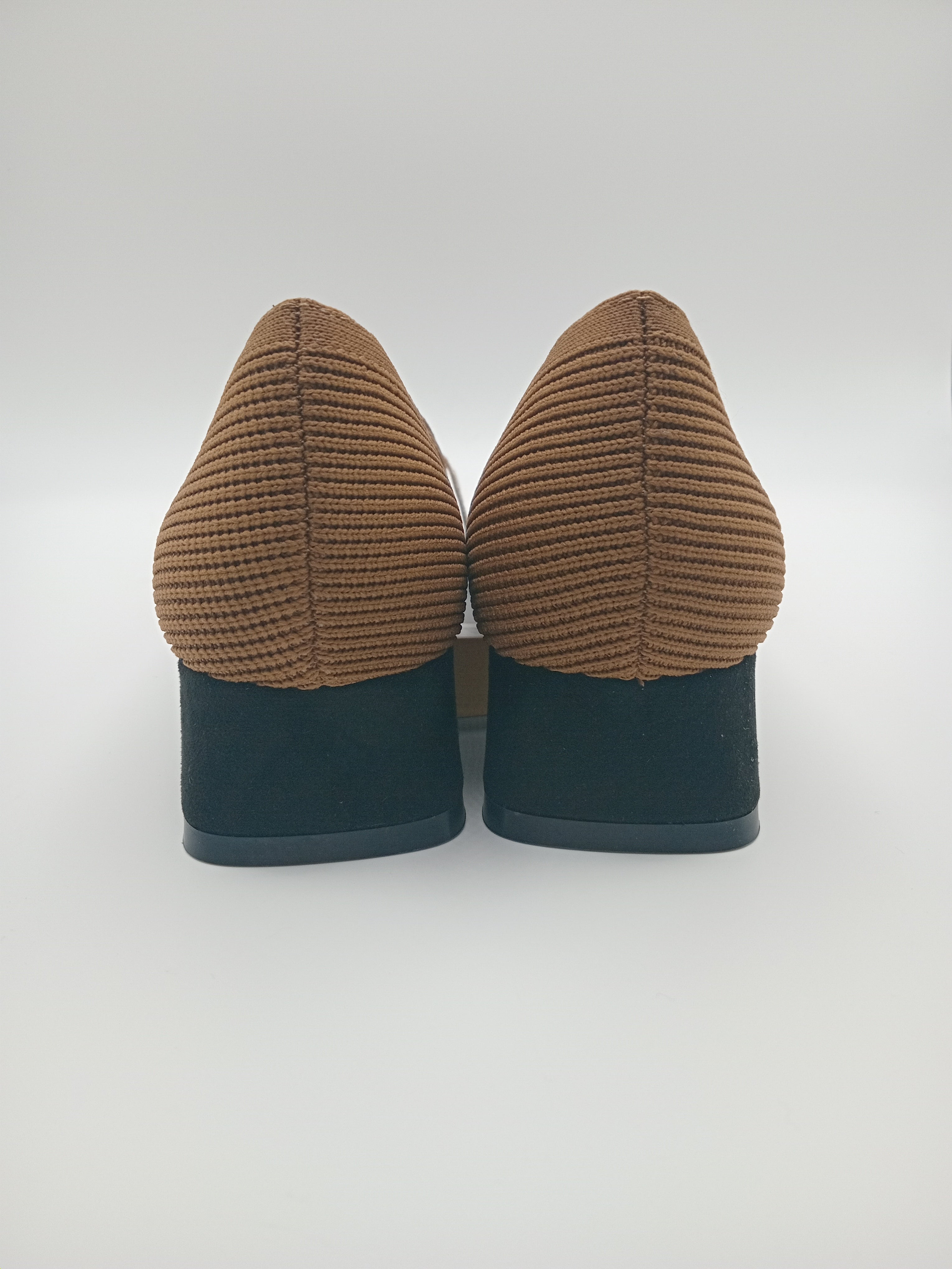 Sapato Sabrina Feminina de Salto Médio Gioseppo em Malha Tricot; Bico Fino com Detalhe Contraste; Elegante e Confortável