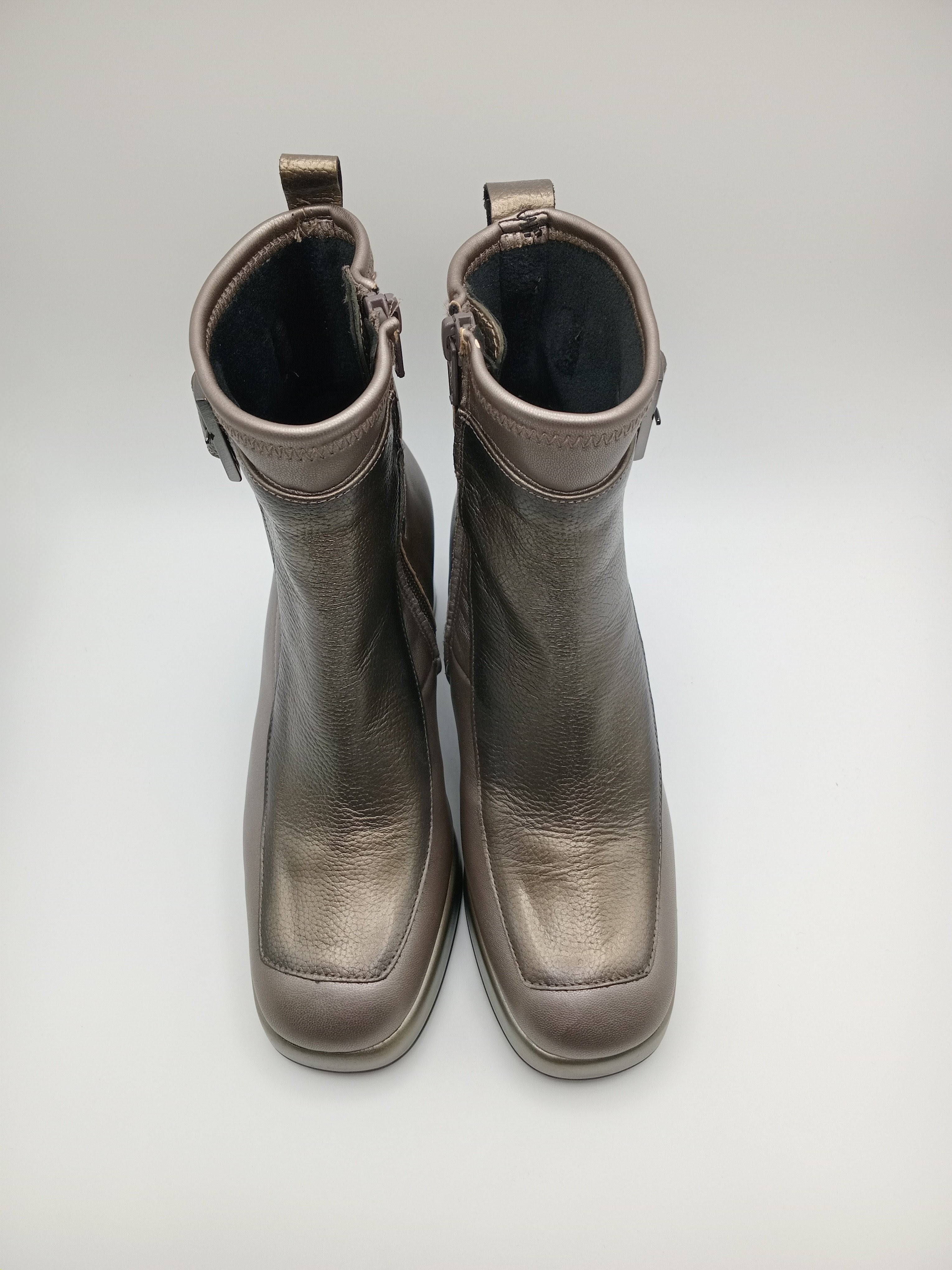 BOTA QUADRADA HISPANITAS PRATA ASFALTO CINZA ZIPER FIVELA H LOGO