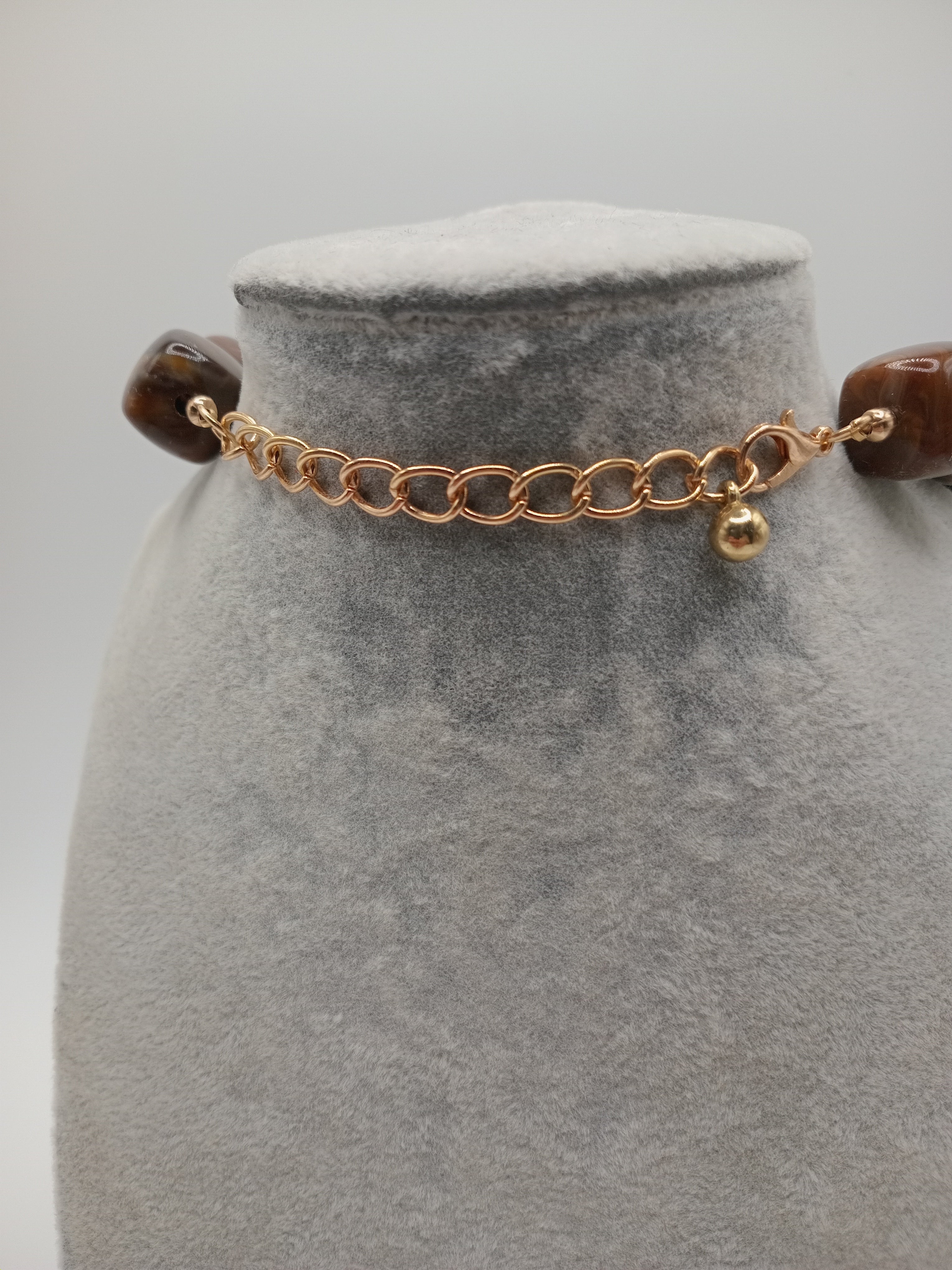 COLAR PEDRAS CASTANHO ESCURO BOLAS DOURADAS FECHO AJUSTAVÉL