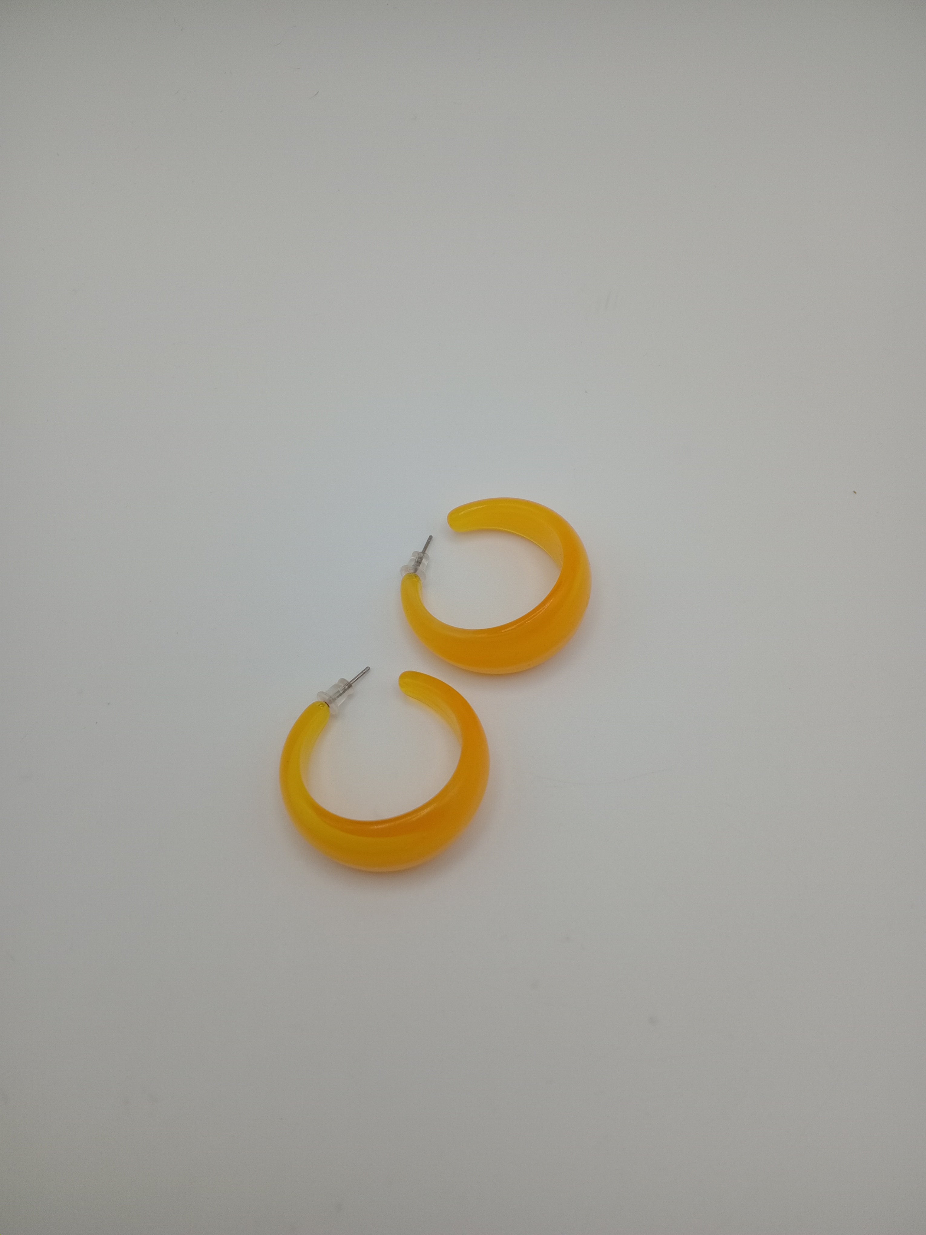 BRINCO AMARELO TRANSPARENTE MEIA LUA