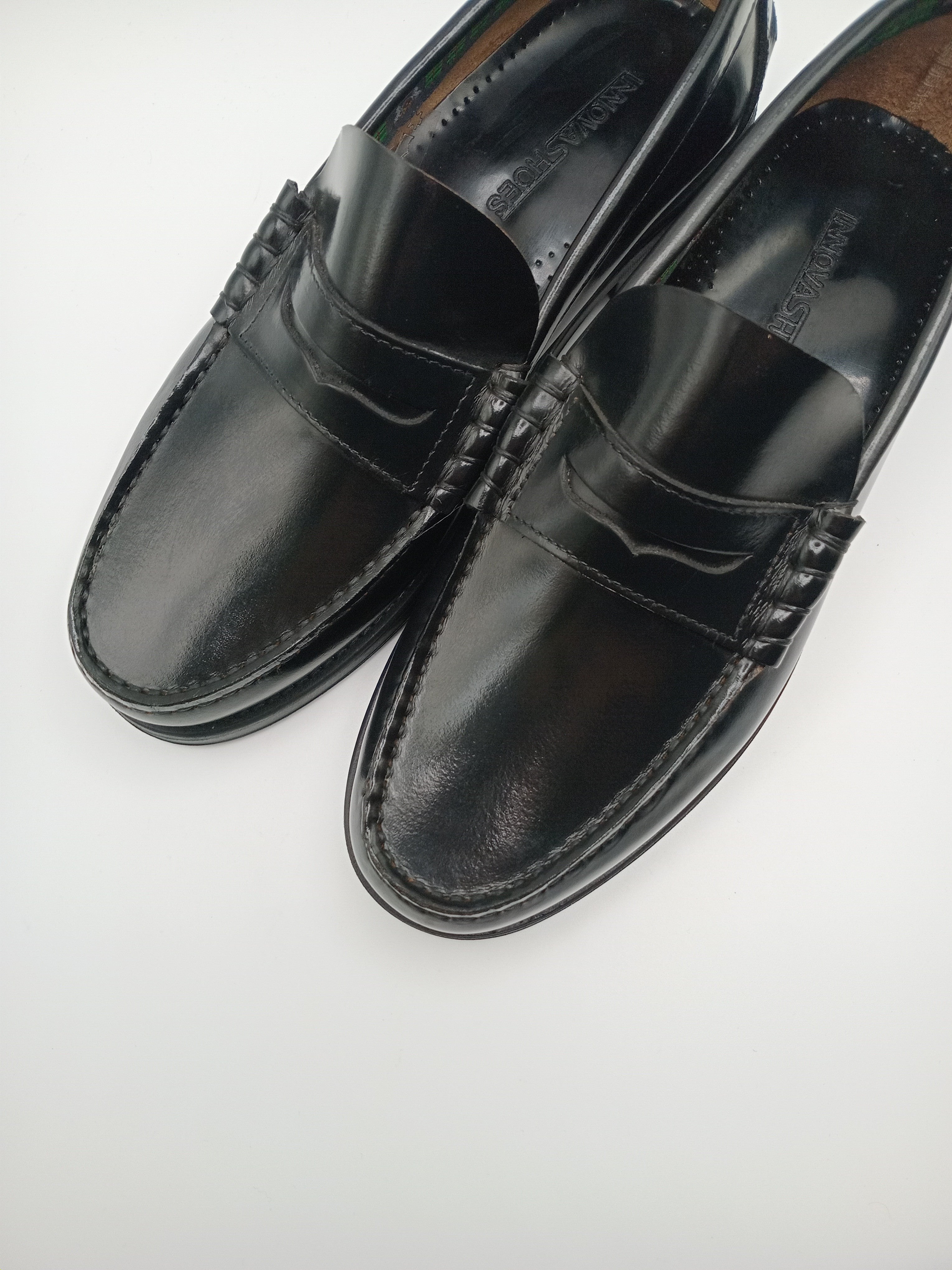 Mocassins Homem em Couro Preto Penny Loafers Clássicos; Sapatos de Homem Elegantes e Confortáveis para Casamento Trabalho e Casual; Calçado Masculino Innovashoes em Pele Legítima
