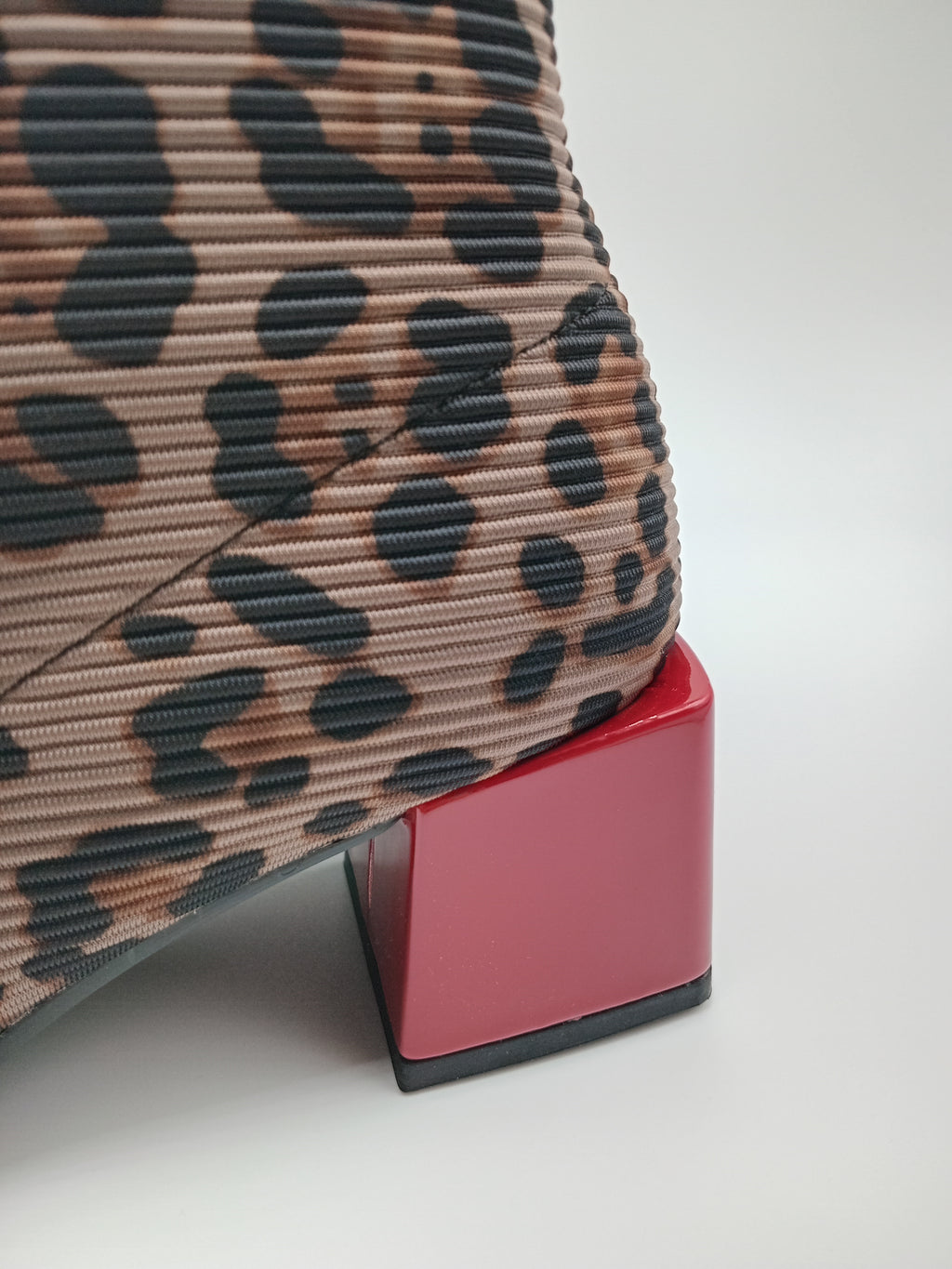 BOTA QUADRADA GIOSEPPO ONÇA ANIMAL PRINT TECIDO CANELADO DETALHES EM VERMELHO