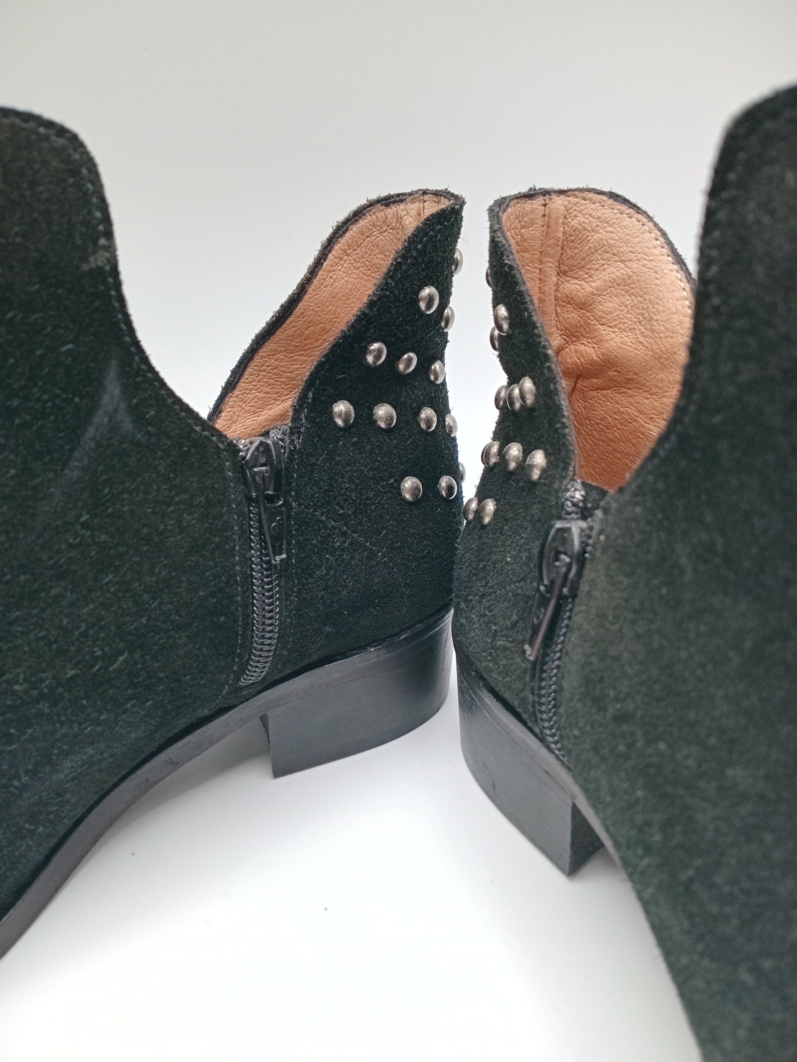 BOTA TEXANA MACADI PRETO COURO TAXAS BOLAS FENDA BOTIM