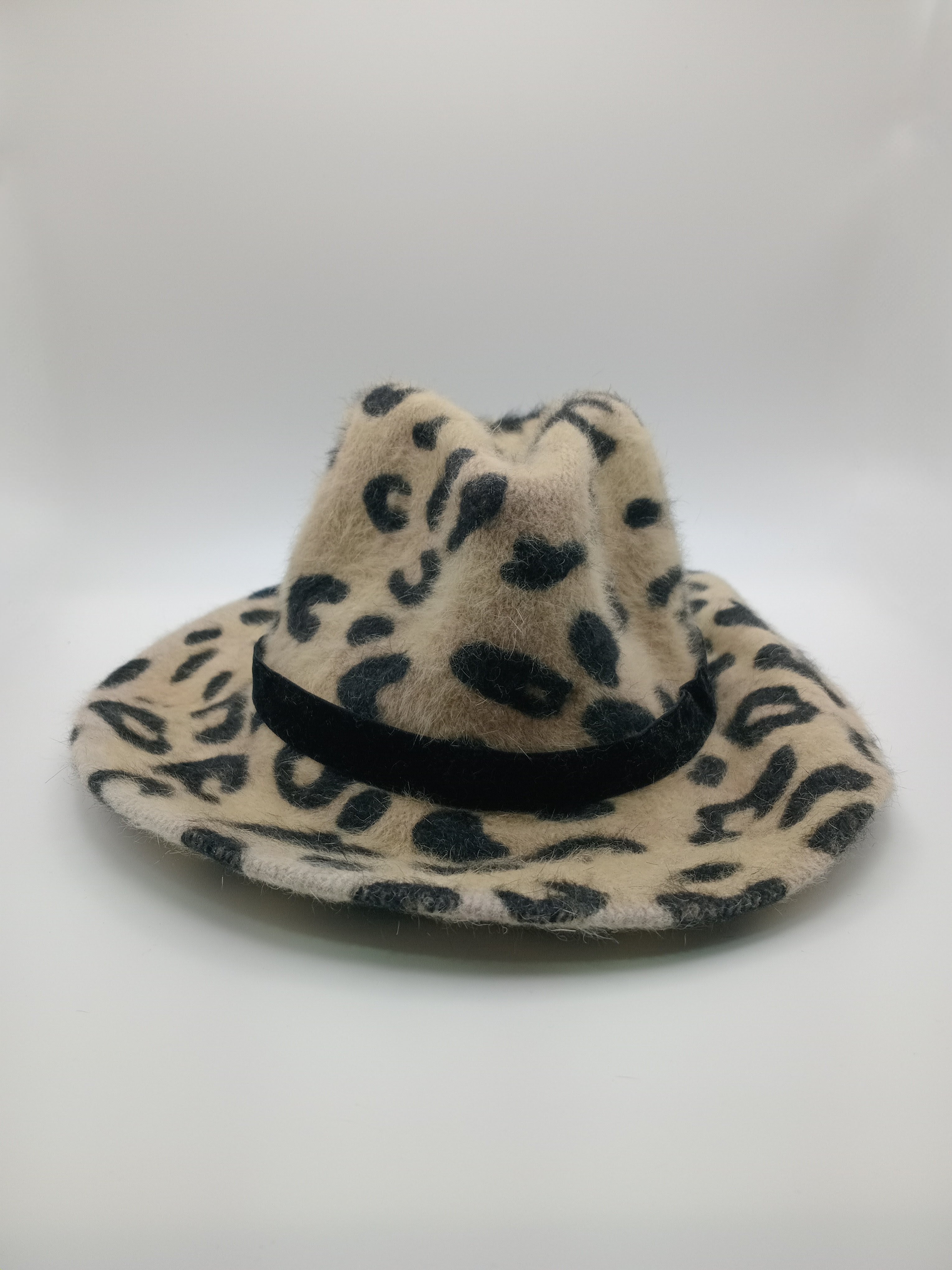 CHAPÉU FLORA LEOPARDO FITA PRETA CAMURÇA ANIMAL PRINT