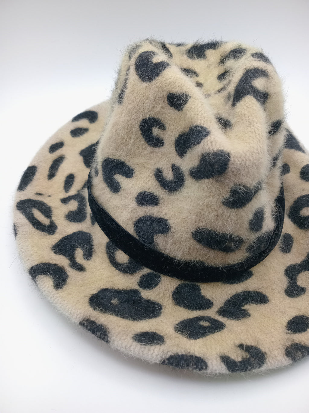 CHAPÉU FLORA LEOPARDO FITA PRETA CAMURÇA ANIMAL PRINT
