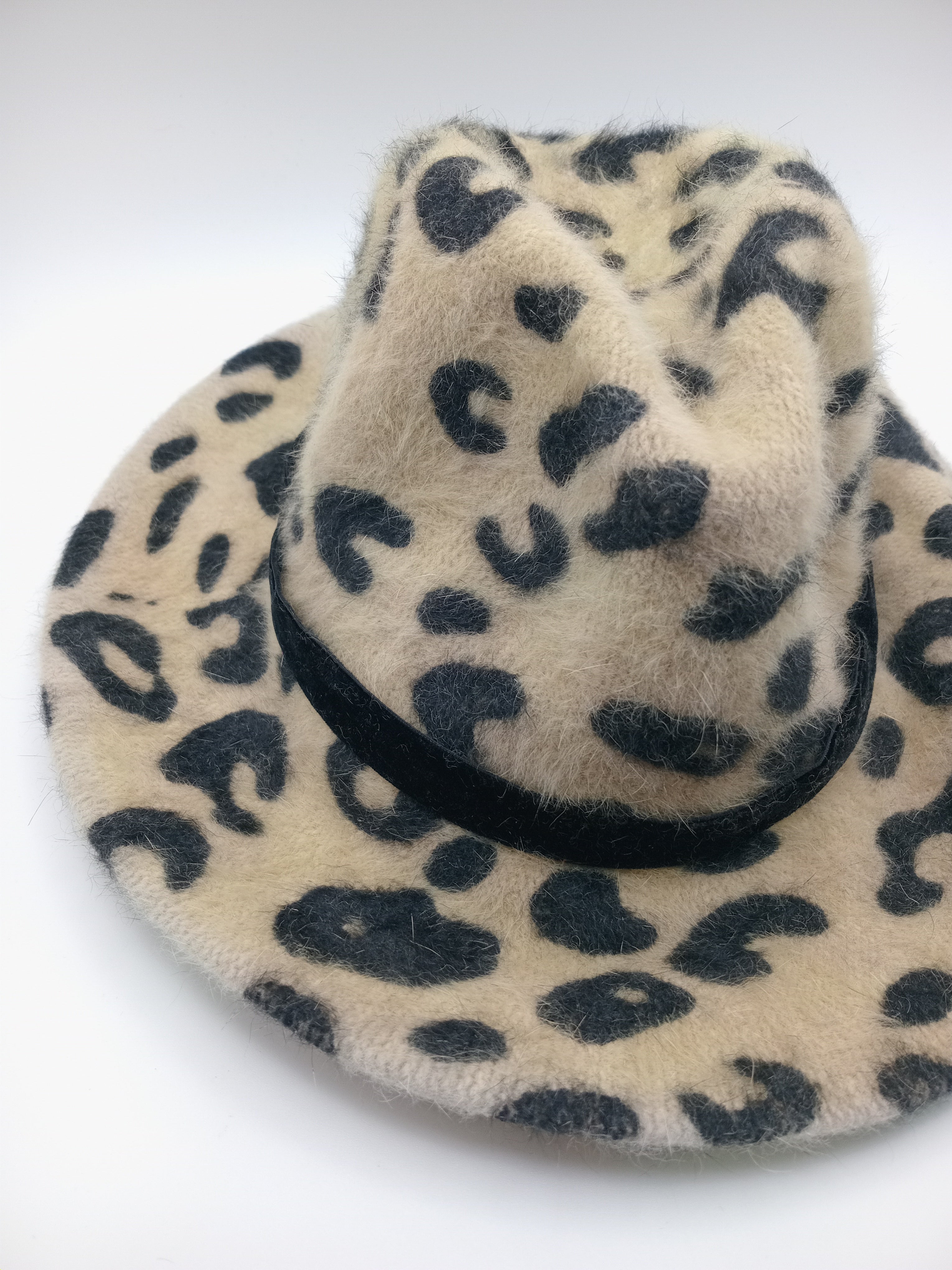 CHAPÉU FLORA LEOPARDO FITA PRETA CAMURÇA ANIMAL PRINT