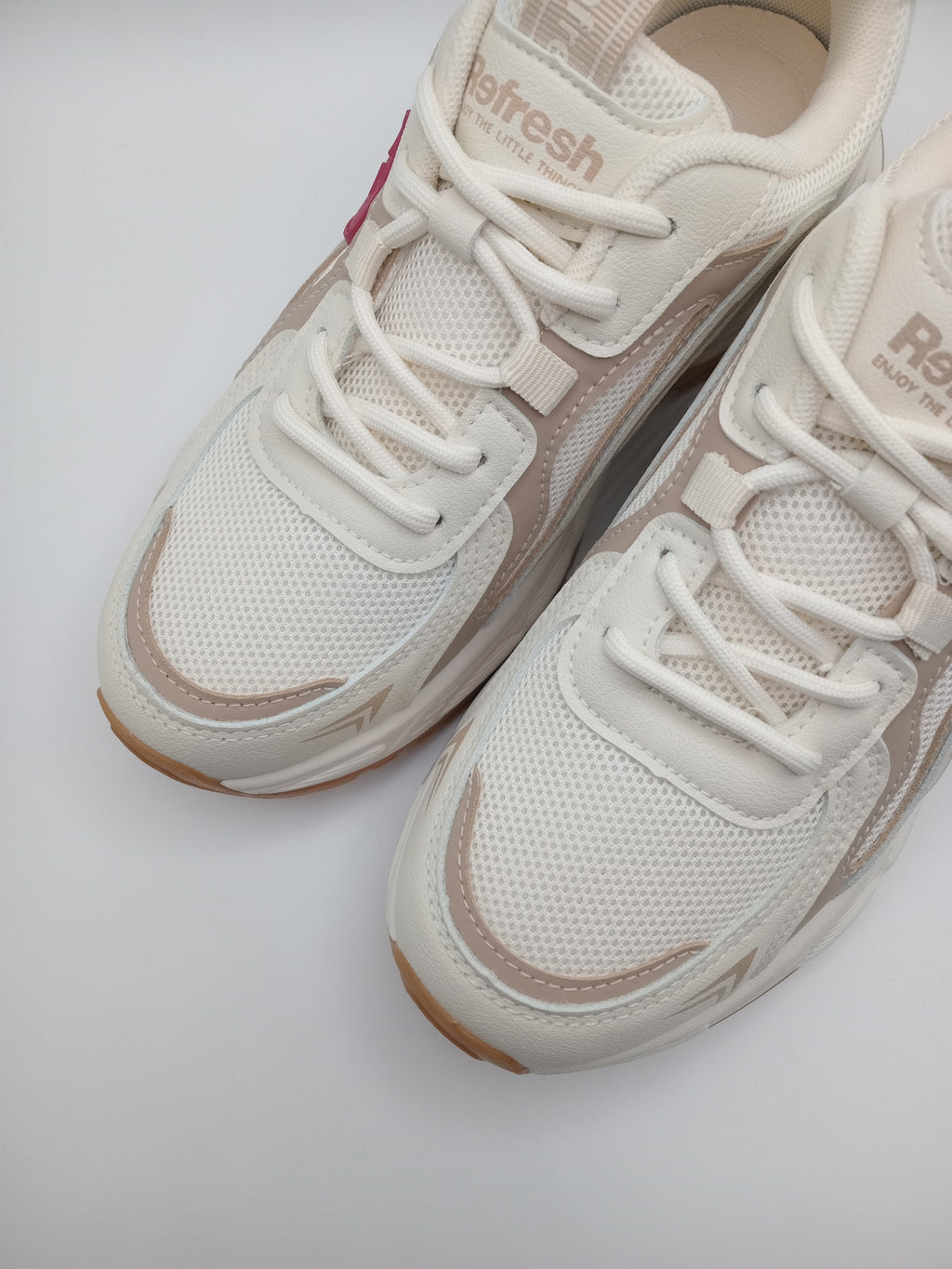 TÊNIS REFRESH BRANCO VERMELHO BEGE NUDE TECIDO SPORT
