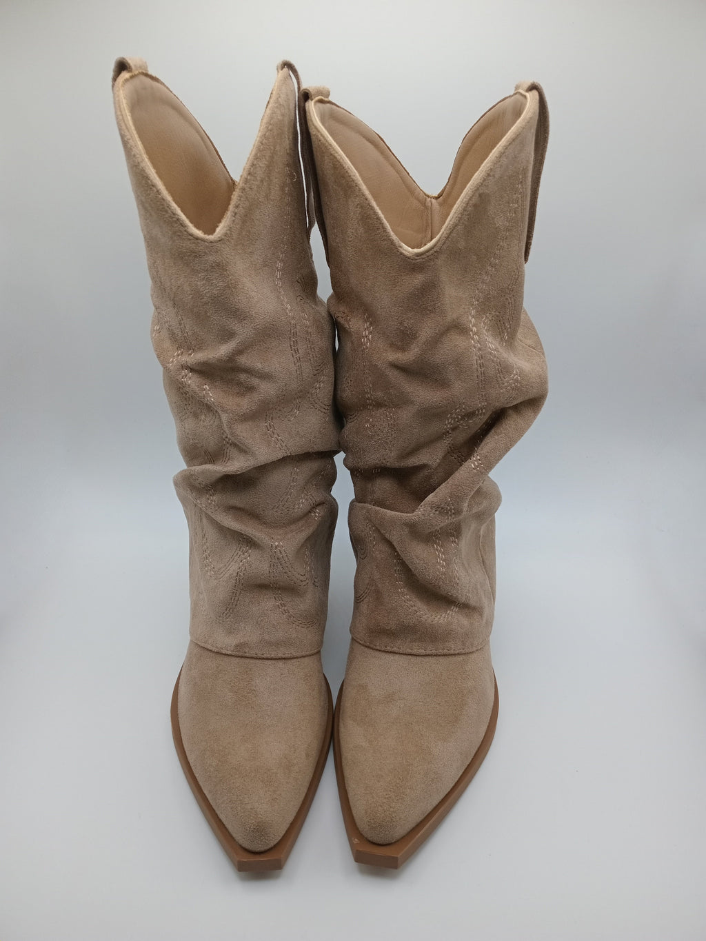 BOTA WESTERN IDEAL SHOES BEGE CASTANHO CLARO CAMURÇA BORDADO BICUDO ZIPER