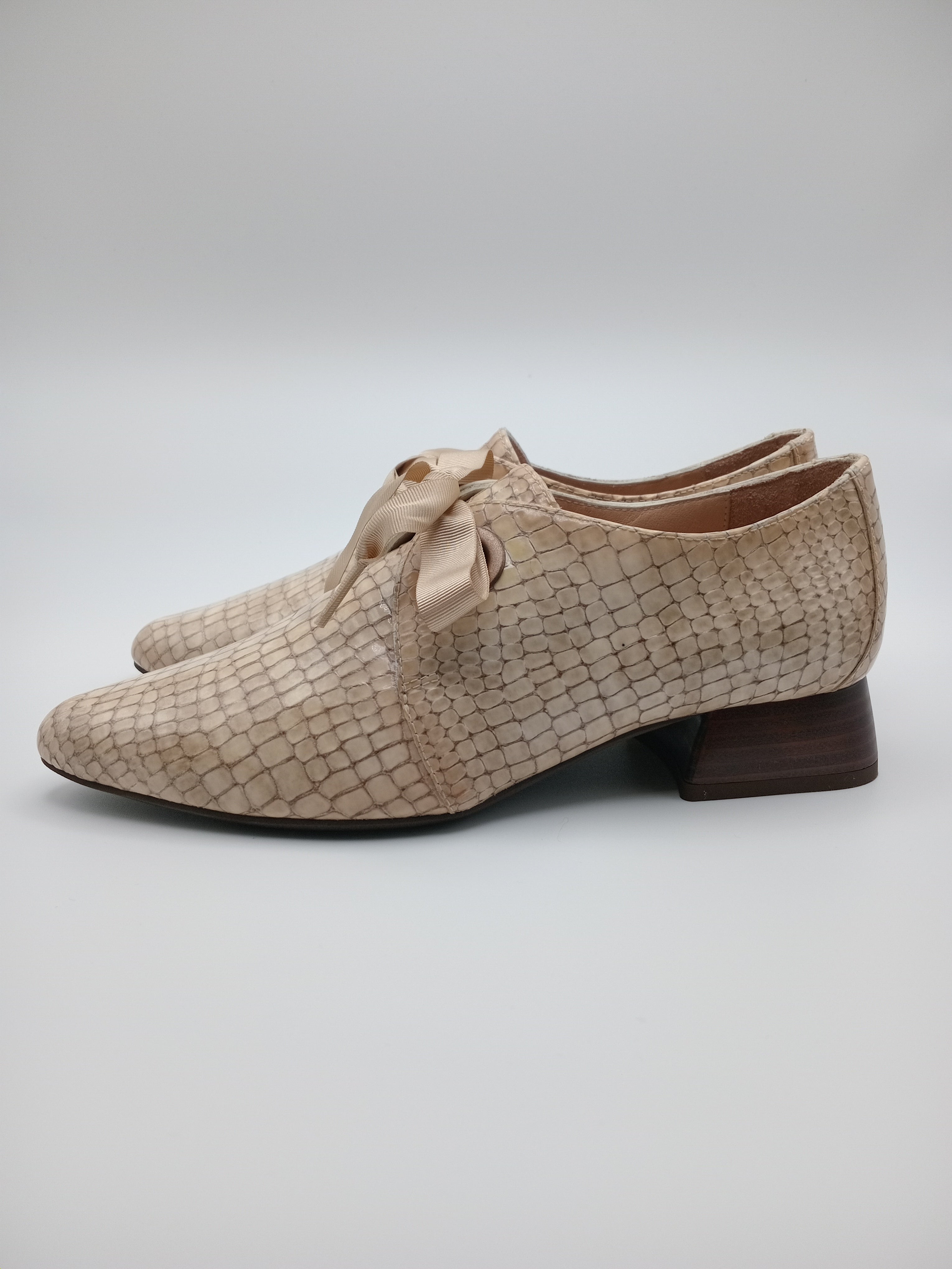 SAPATO VINTAGE SALTO HISPANITAS CREME COBRA COURO BICO REDONDO ATACADOR FITA SETIN VERNIZ MOCASSIM