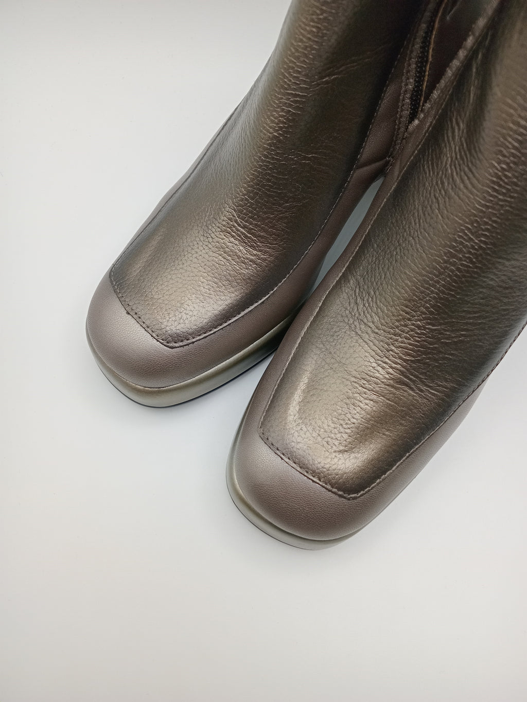 BOTA QUADRADA HISPANITAS PRATA ASFALTO CINZA ZIPER FIVELA H LOGO