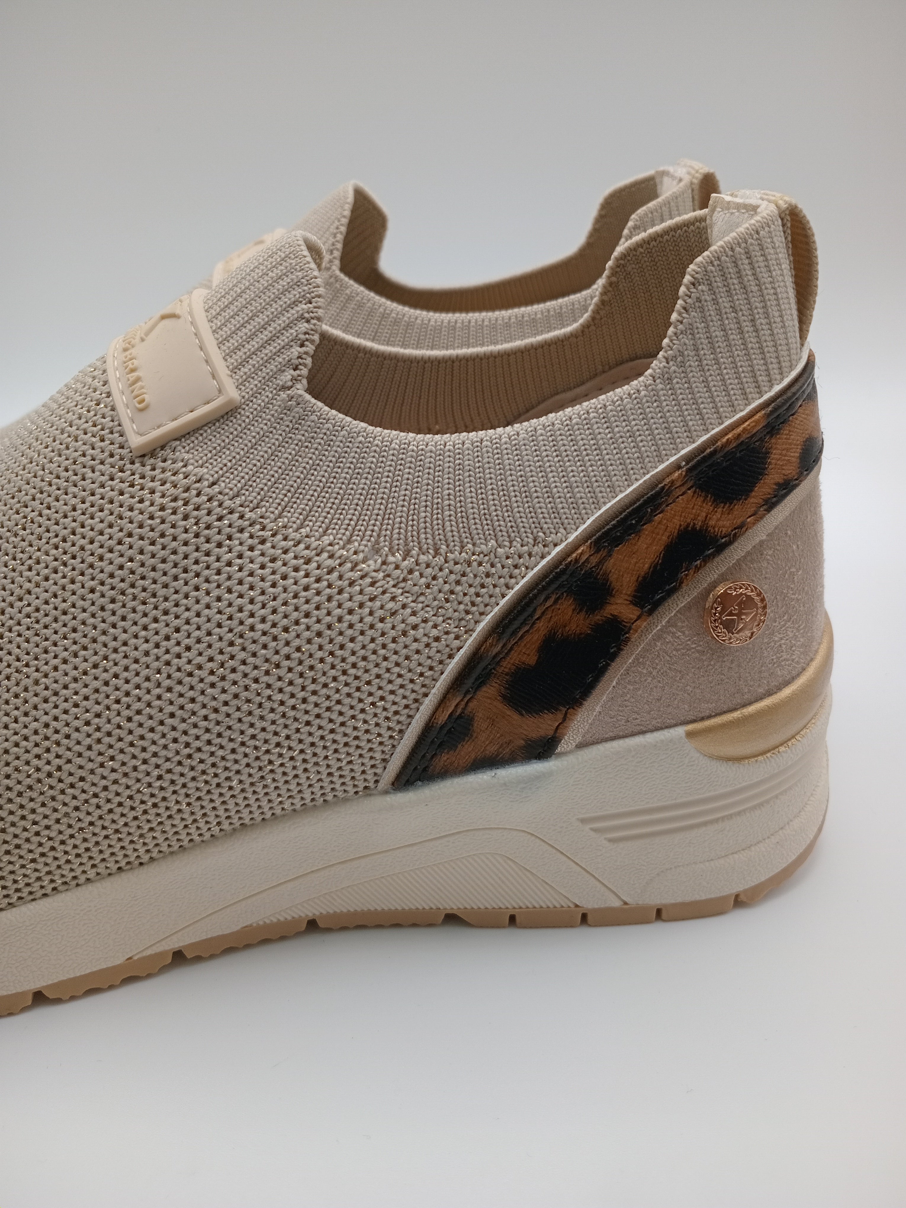 TÊNIS XTI CREME LEOPARDO ANIMAL PRINT TECIDO SEM ATACADORES PLATAFORMA