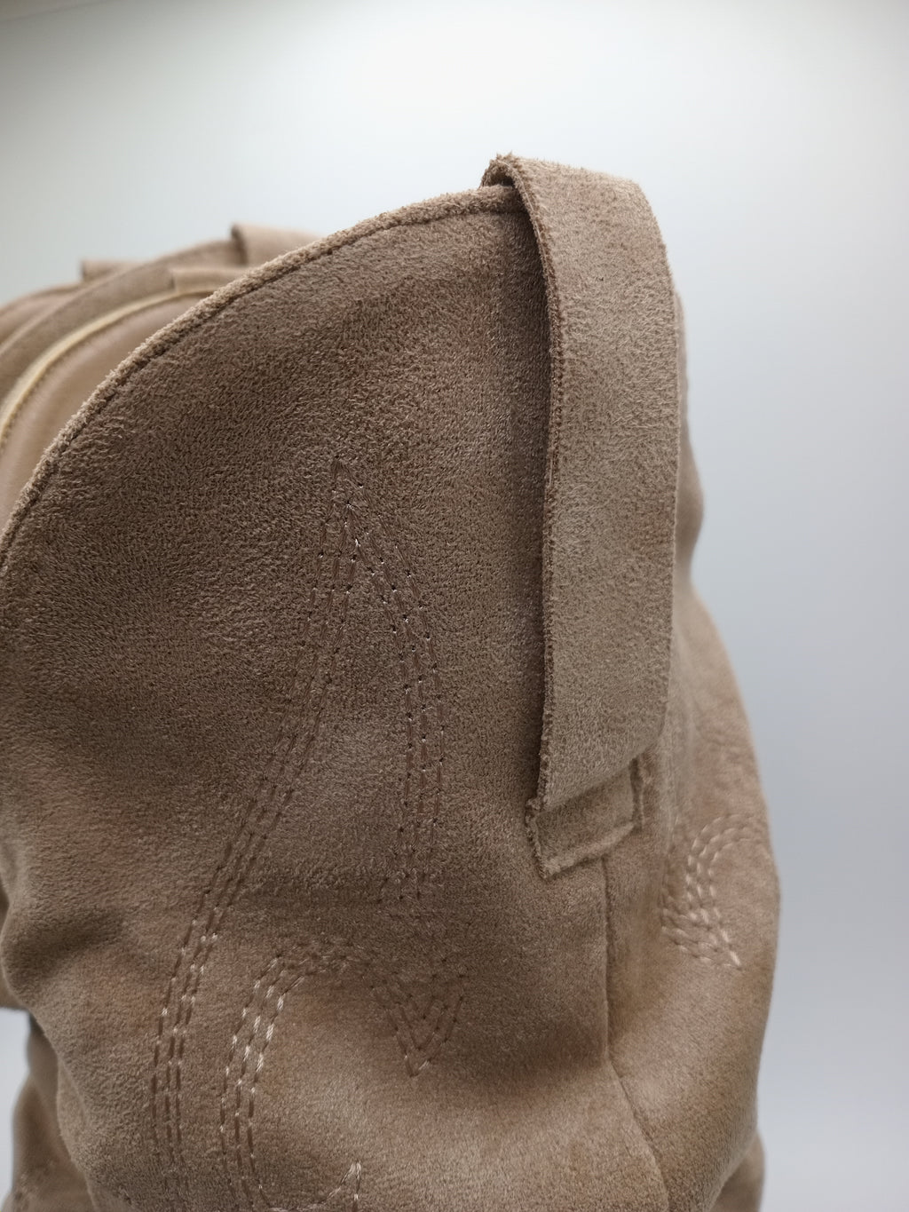 BOTA WESTERN IDEAL SHOES BEGE CASTANHO CLARO CAMURÇA BORDADO BICUDO ZIPER