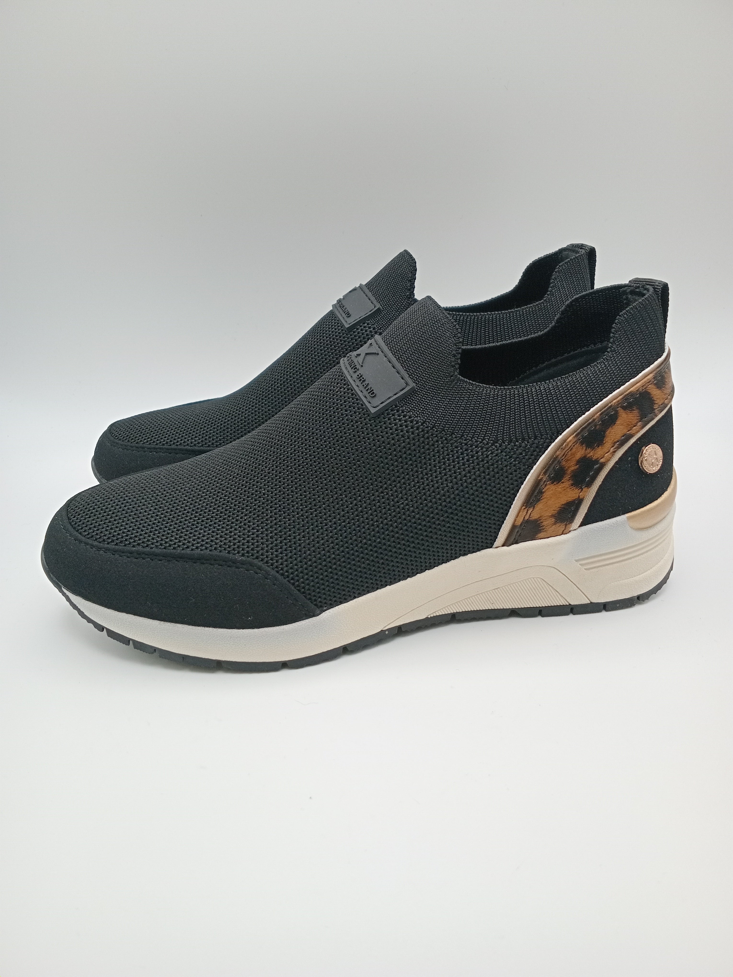 TÊNIS XTI PRETO LEOPARDO ANIMAL PRINT TECIDO SEM ATACADORES PLATAFORMA