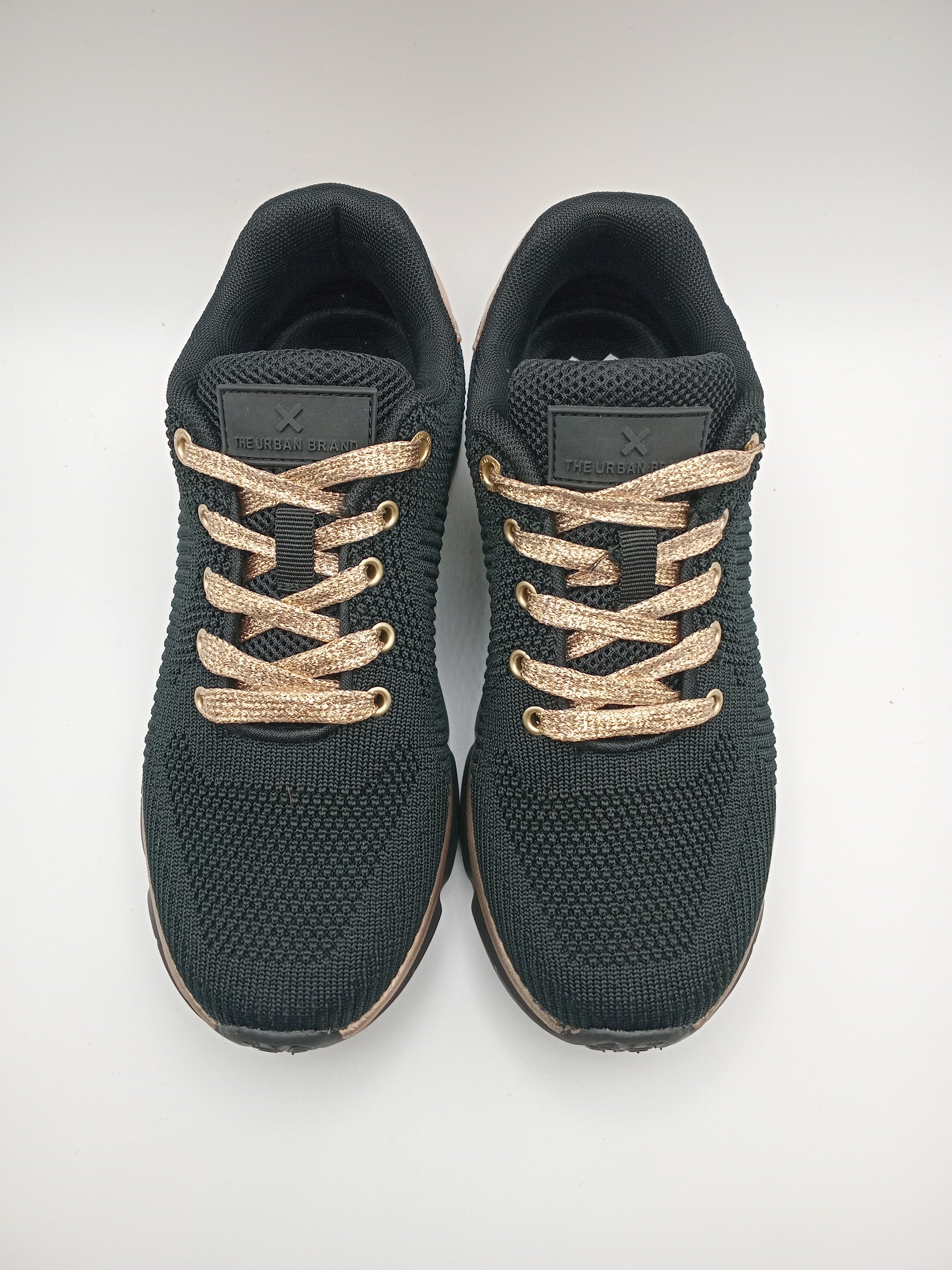TÊNIS XTI PRETO DOURADO ONÇA ANIMAL PRINT TECIDO SOLA SPORT