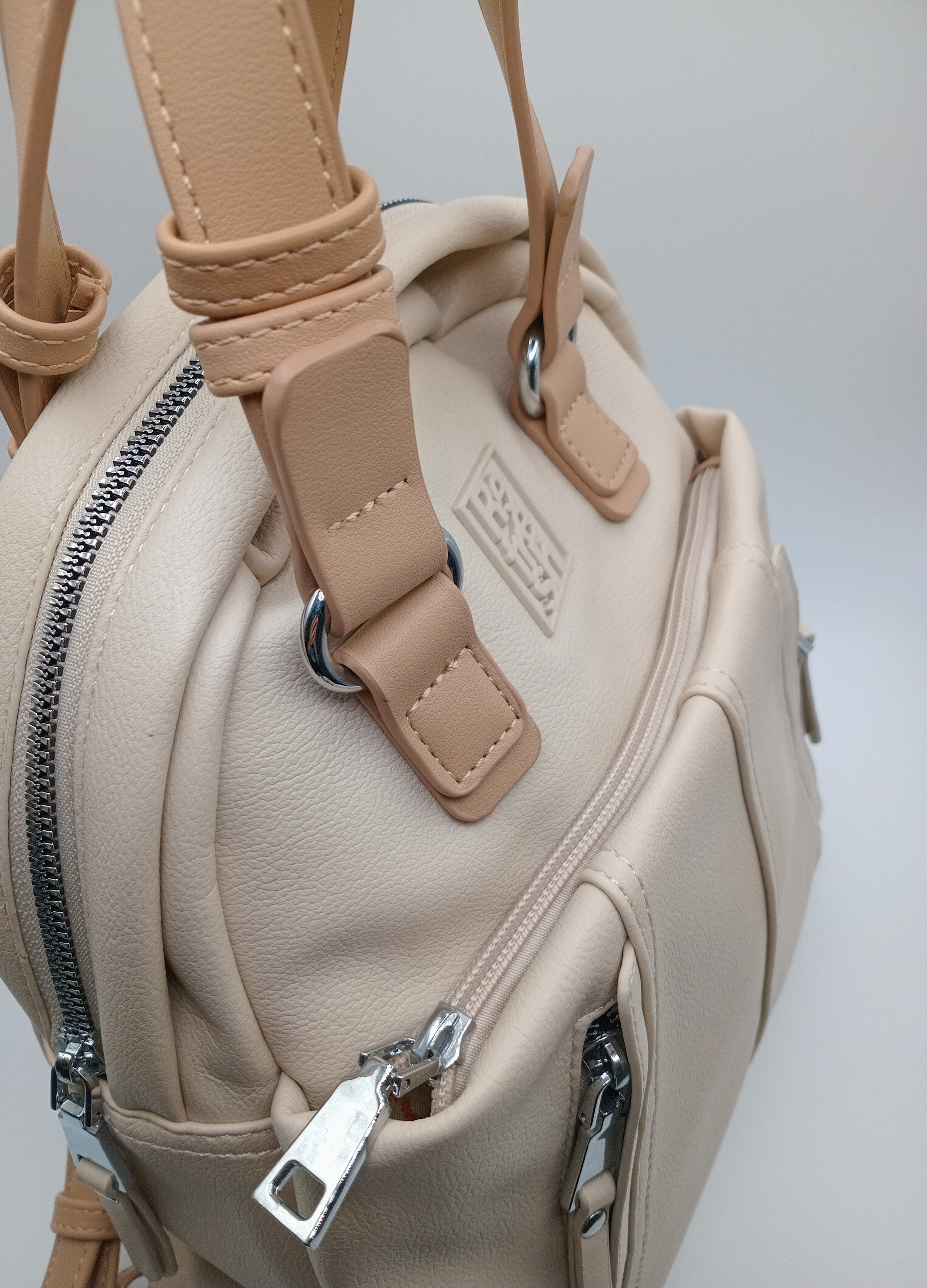 MOCHILA REFRESH BEGE CASTANHO CLARO ECO PELE BOLSO DUPLO FRONTAL ALÇA AJUSTÁVEL MALA