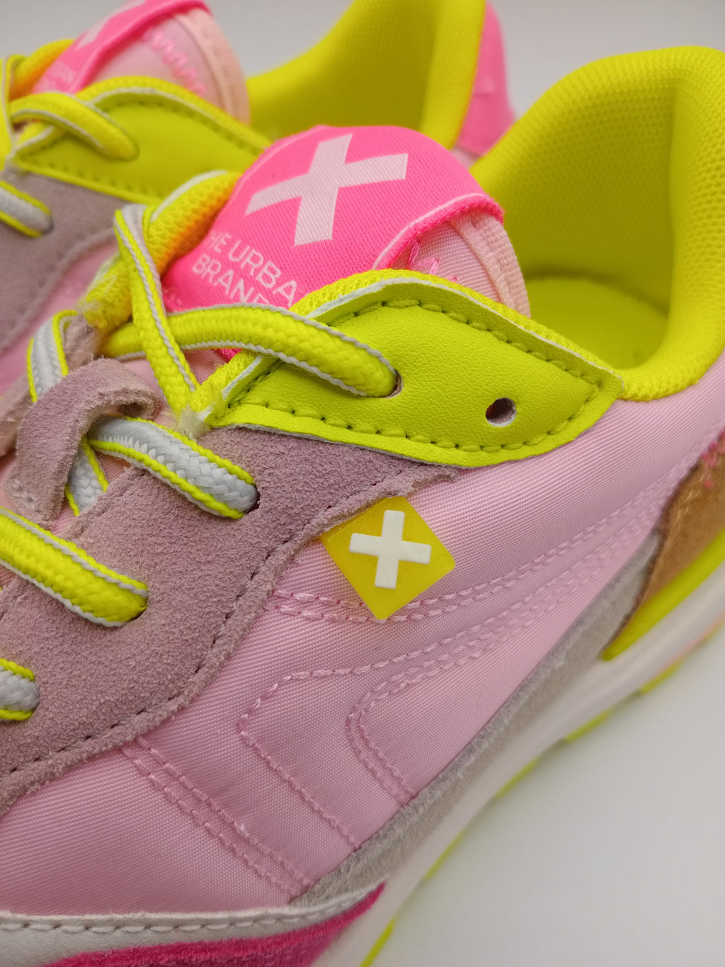 TÊNIS XTI ROSA AMARELO NEON TECIDO SPORT