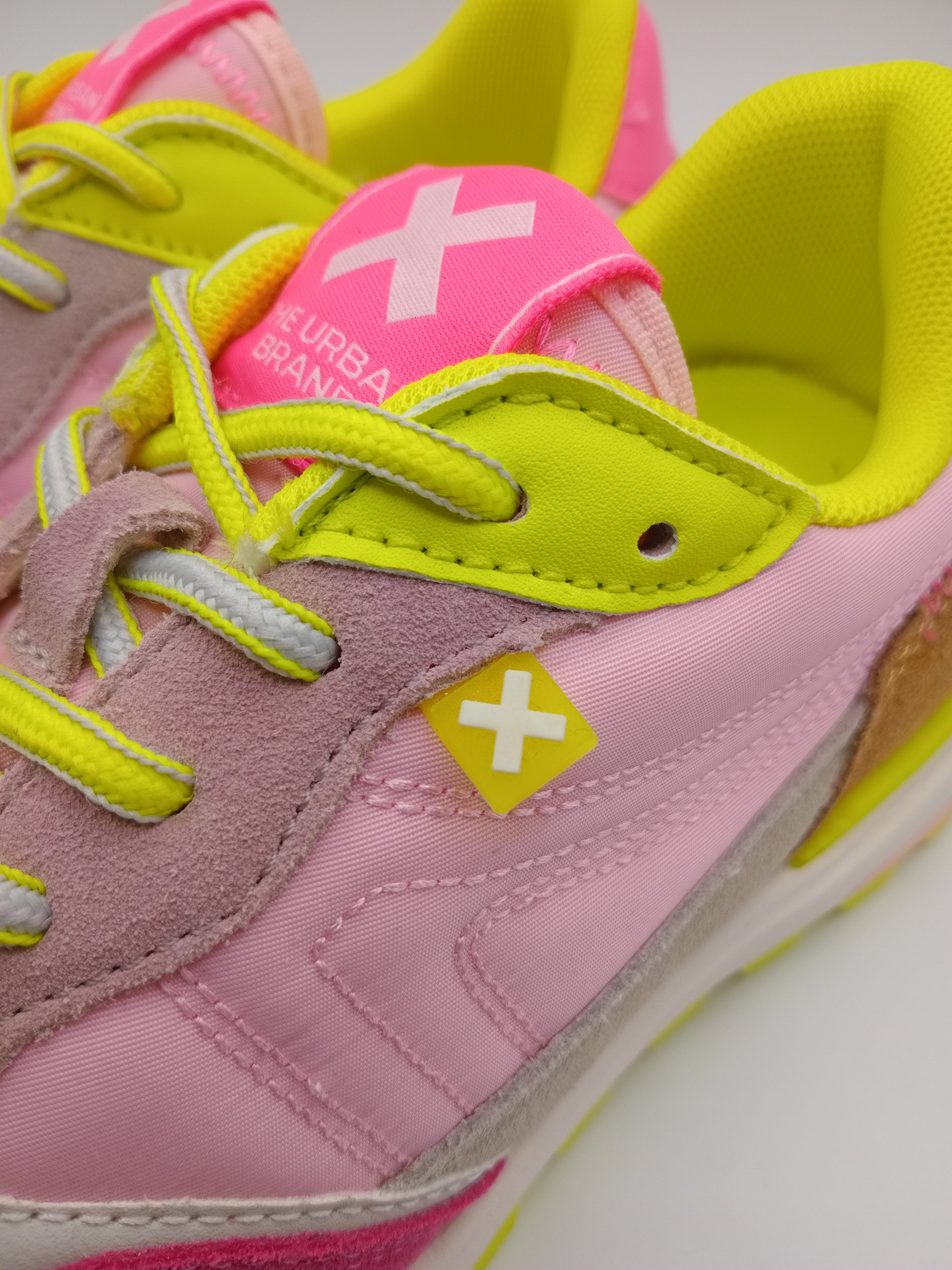 TÊNIS XTI ROSA AMARELO NEON TECIDO SPORT
