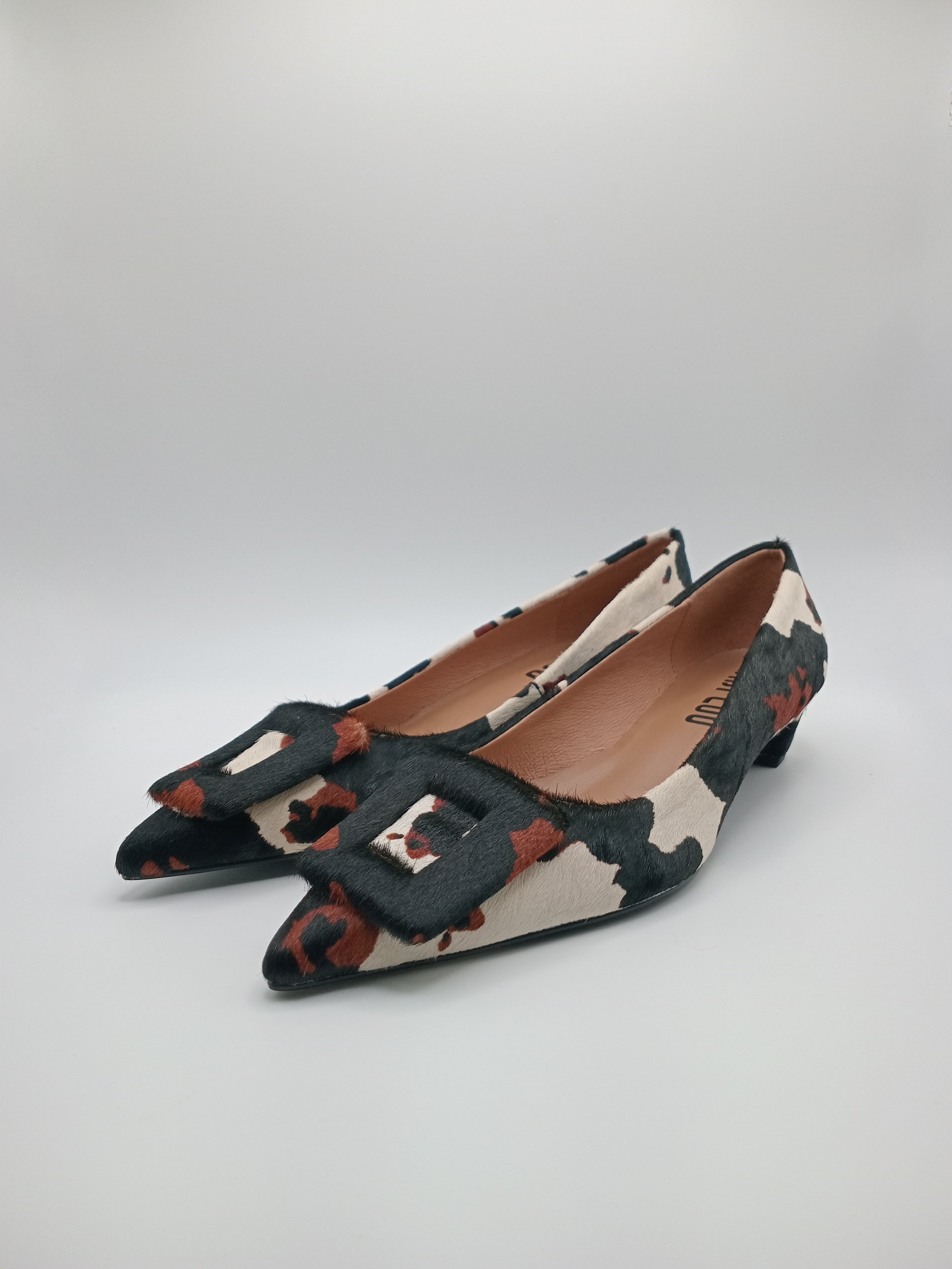 SABRINA SALTO BIBI LOU VACA CASTANHO ESCURO PRETO BRANCO COURO BICUDO APLICAÇÃO FIVELA ANIMAL PRINT